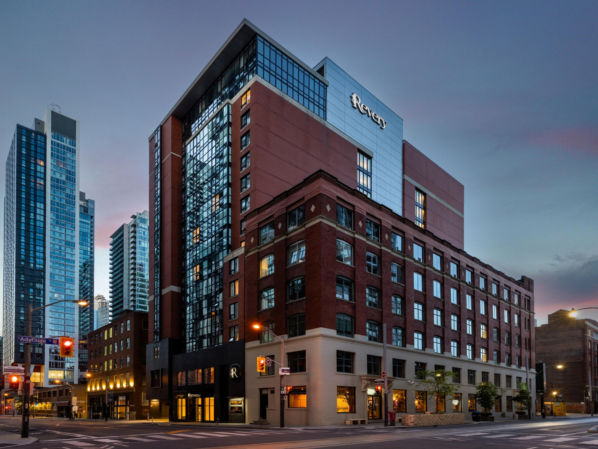 Vista Exterior Revery Toronto Downtown, Curio Collection by Hilton