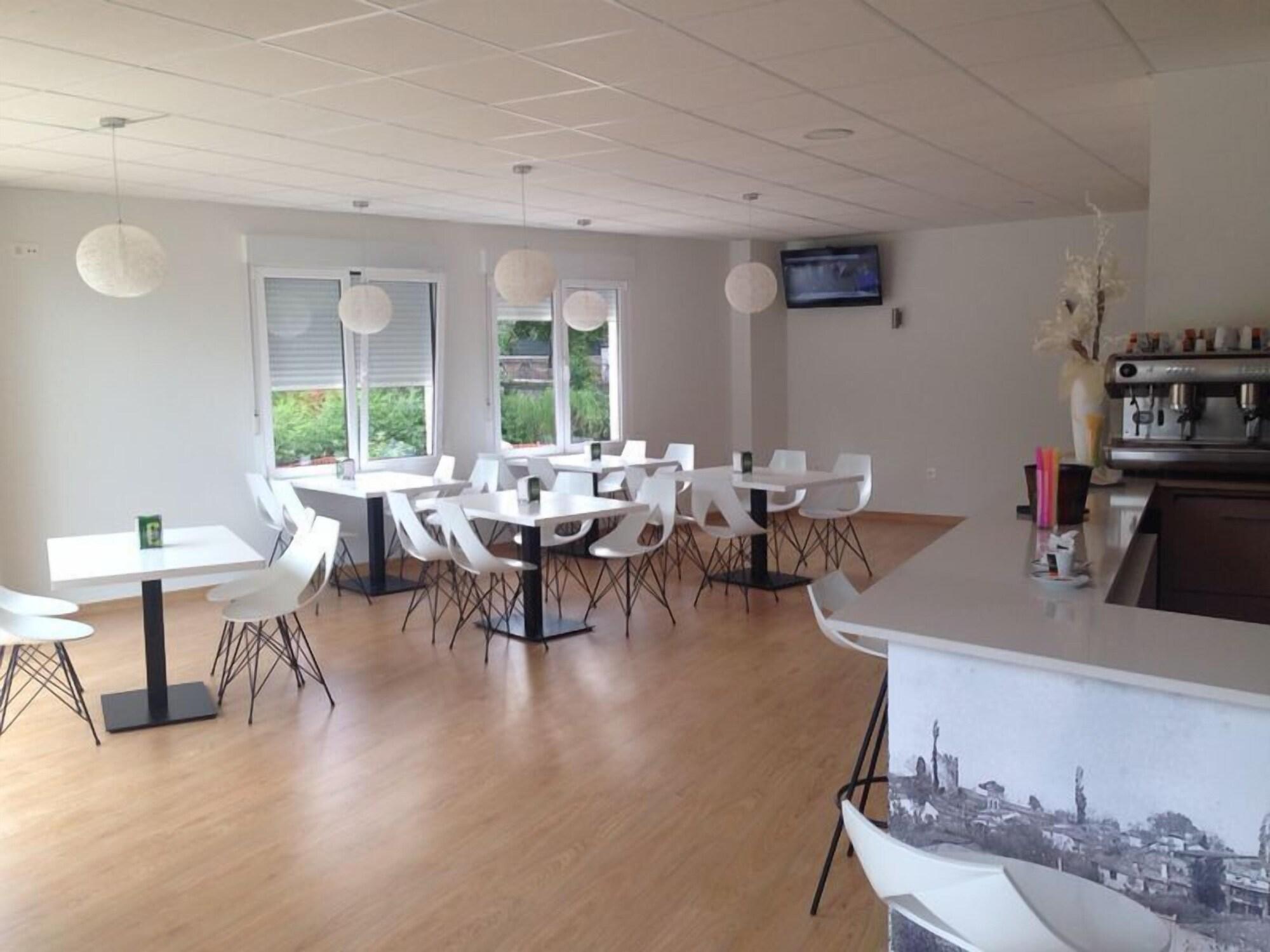 Restaurant Pensión Albergue Puente Ribeira - Hostel