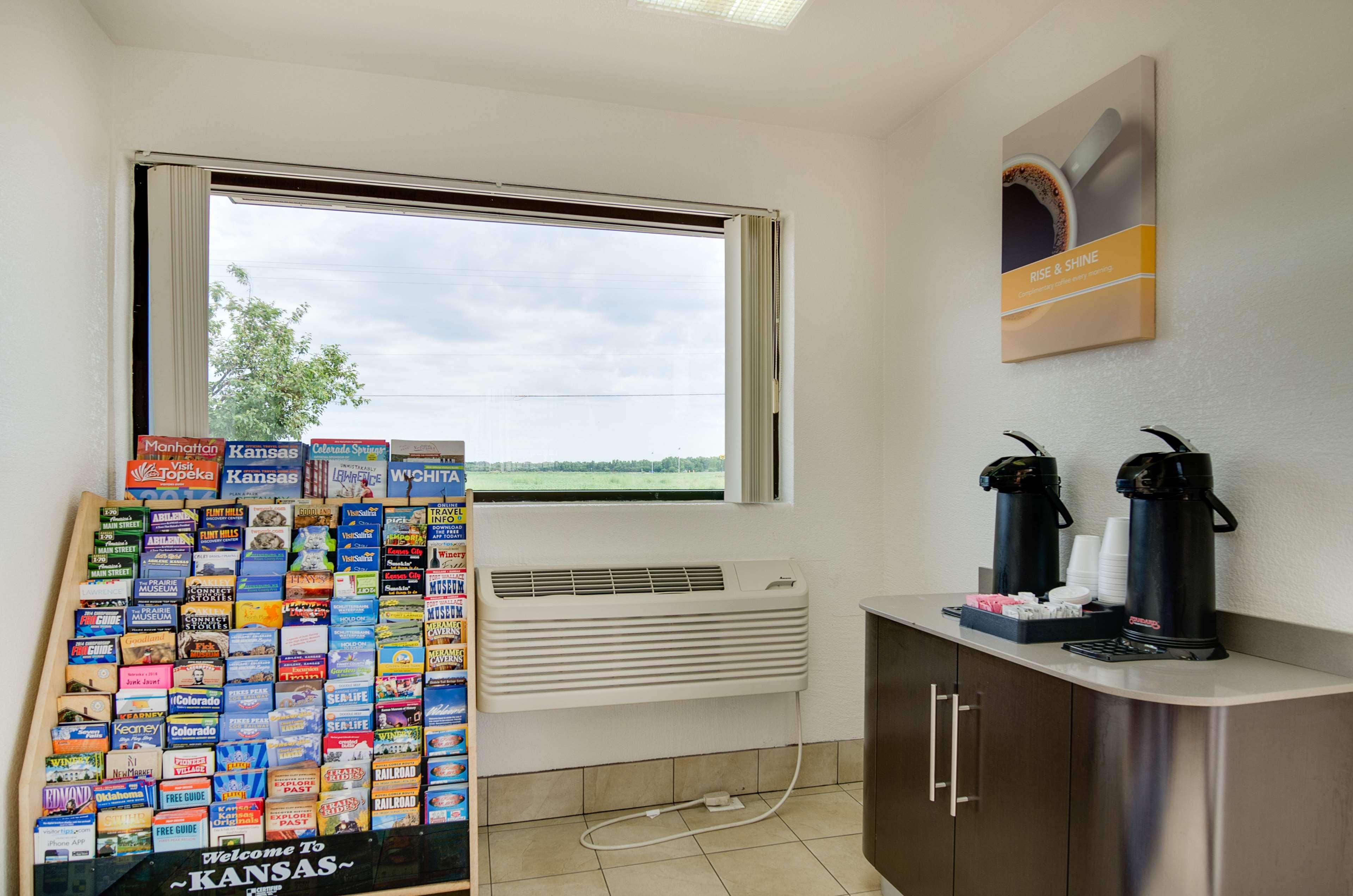 Vista Lobby Motel 6 Salina, KS