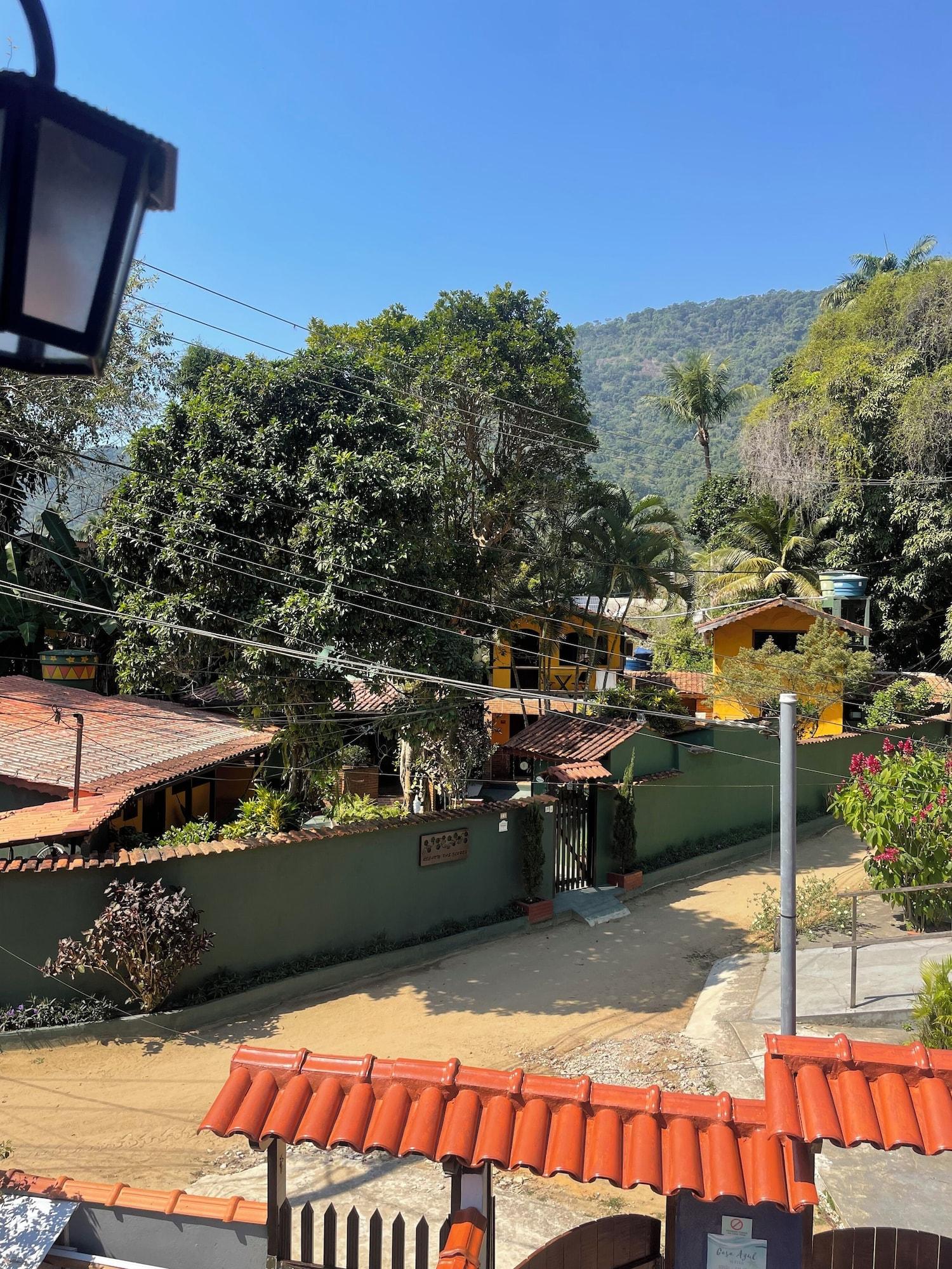 Vista Exterior Suites Casa Azul-Vila do Abraão - conforto, limpeza, ótima localização