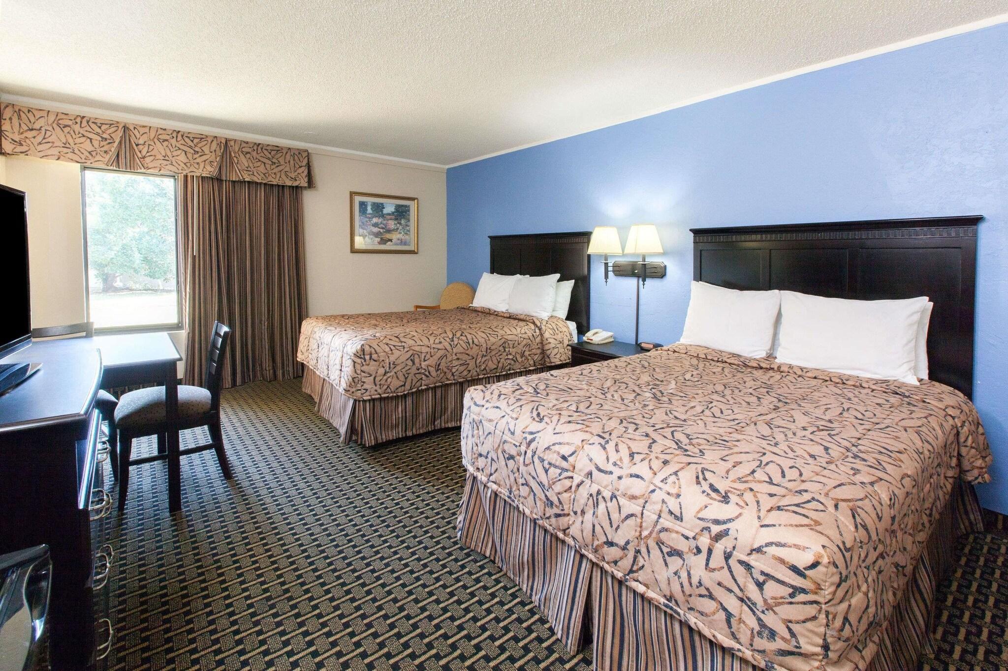 Vista Exterior Days Inn by Wyndham Norman