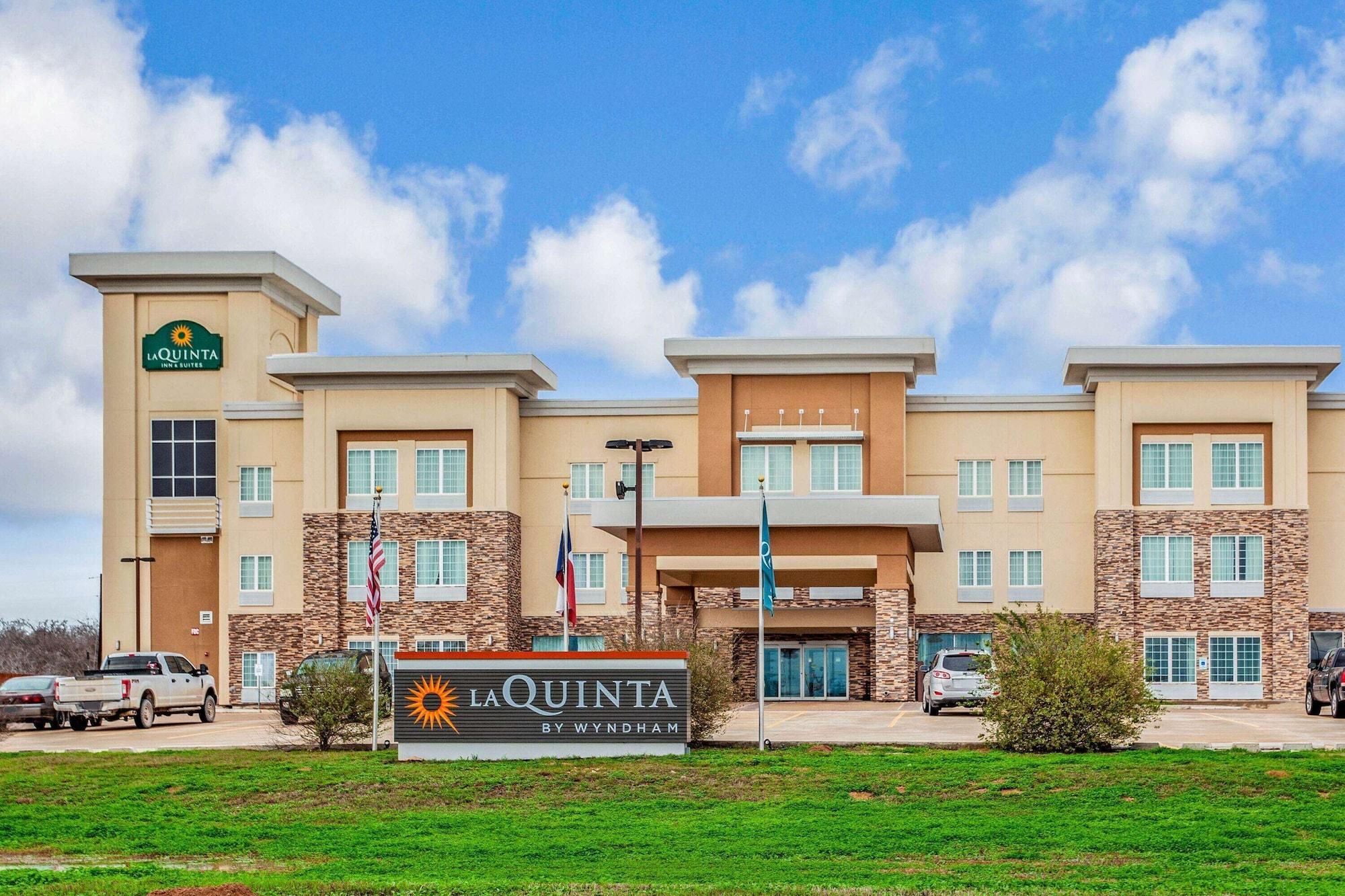 Vista Exterior La Quinta Inn & Suites by Wyndham Luling