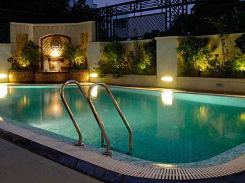 Vista Piscina Imperial Palace Rajkot