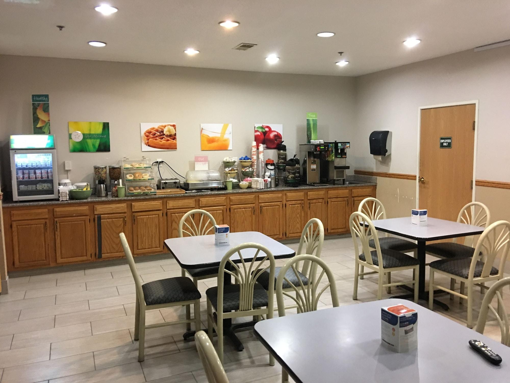 Restaurant Quality Inn Kalamazoo near Wings Stadium