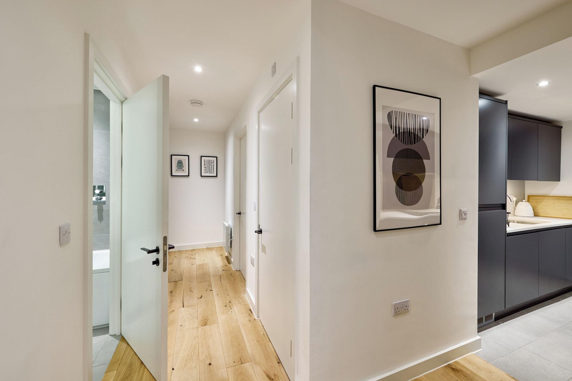 Varios Finlays Yard by Veeve
