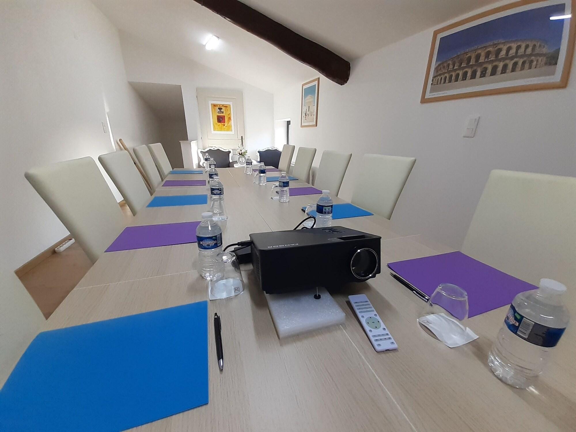 Sala de Reuniones Hôtel Restaurant Le Clos Des Capitelles