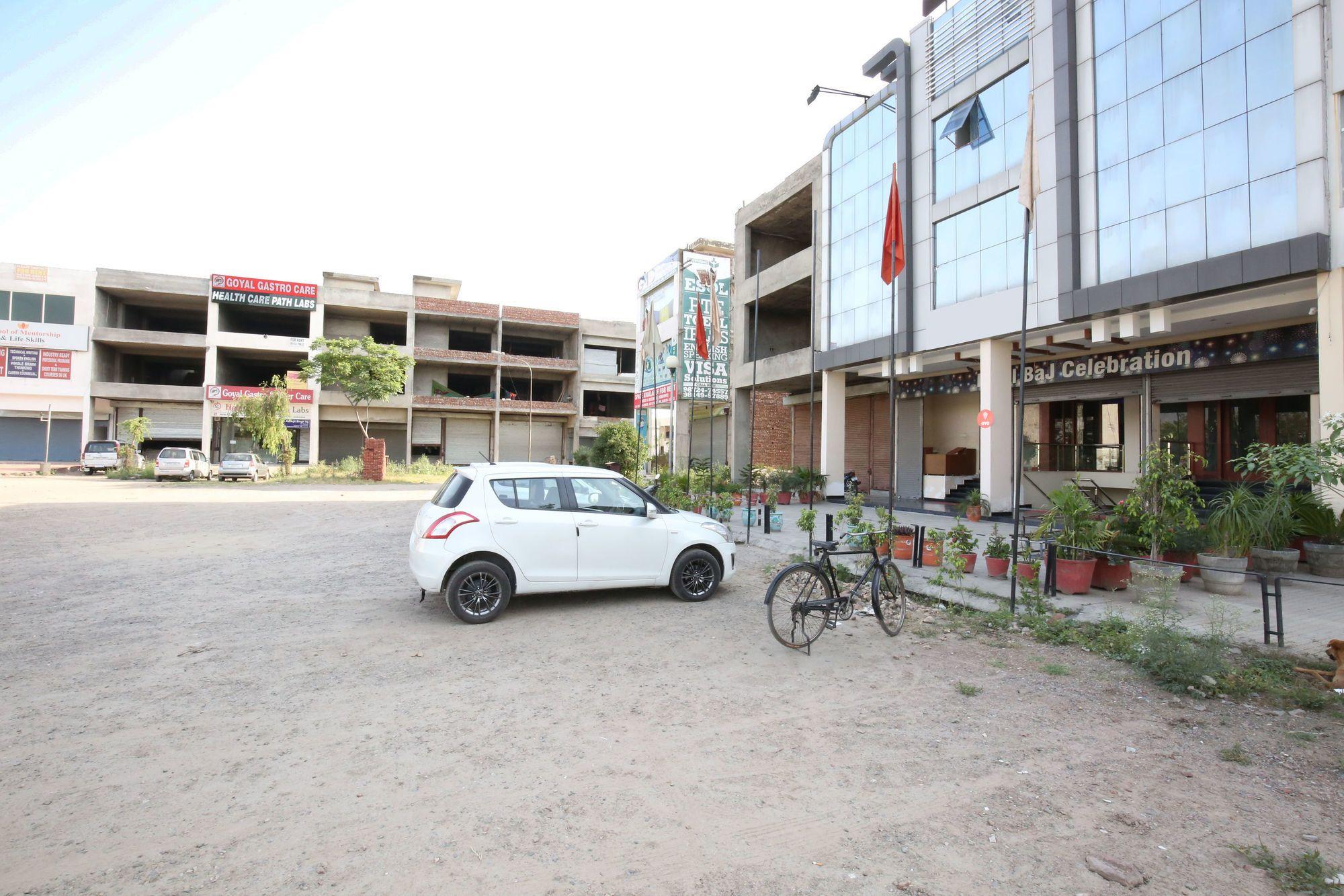 Vista Exterior OYO 8865 Hotel Baj Celebration