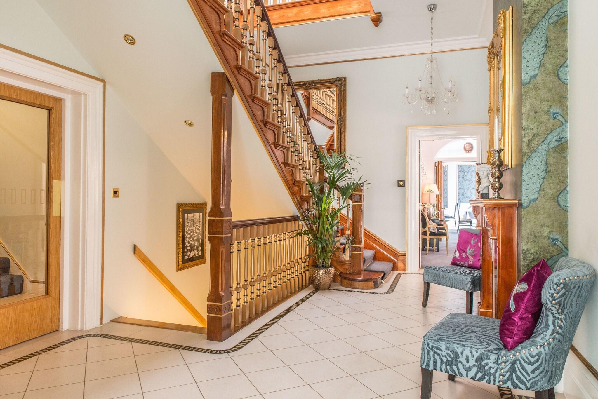 Vista Lobby Derby Manor