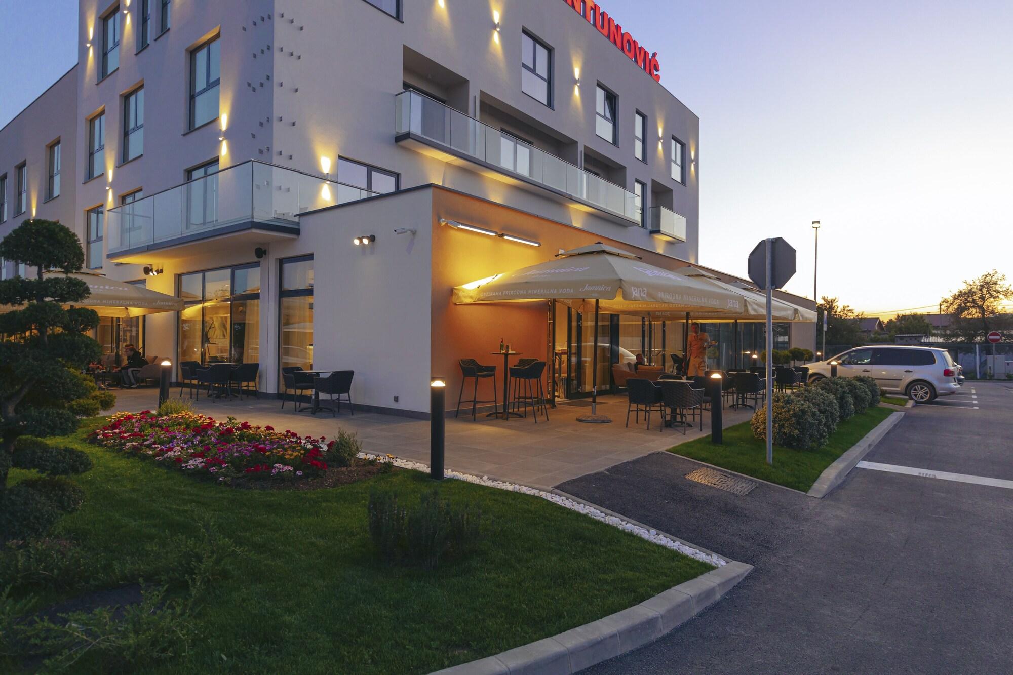 Bar/Salón Antunovic Hotel East