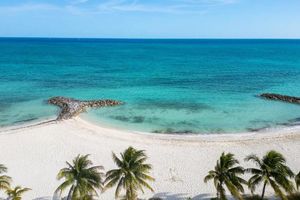 Alquiler Vacacional - Palm Cay Resort Collection – Signature Poolfront Villa with Resort-Style Living