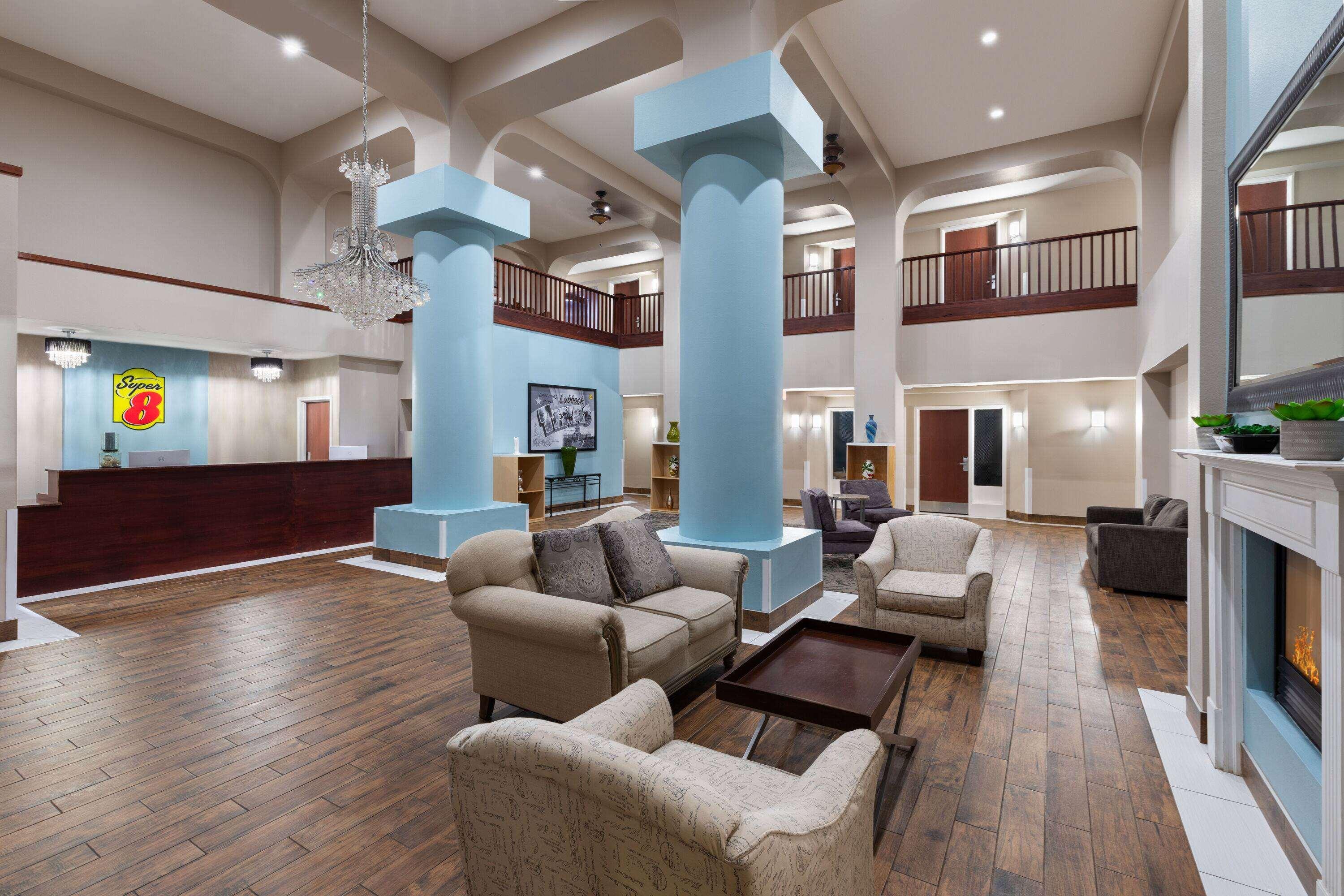 Vista Lobby Super 8 by Wyndham Lubbock West