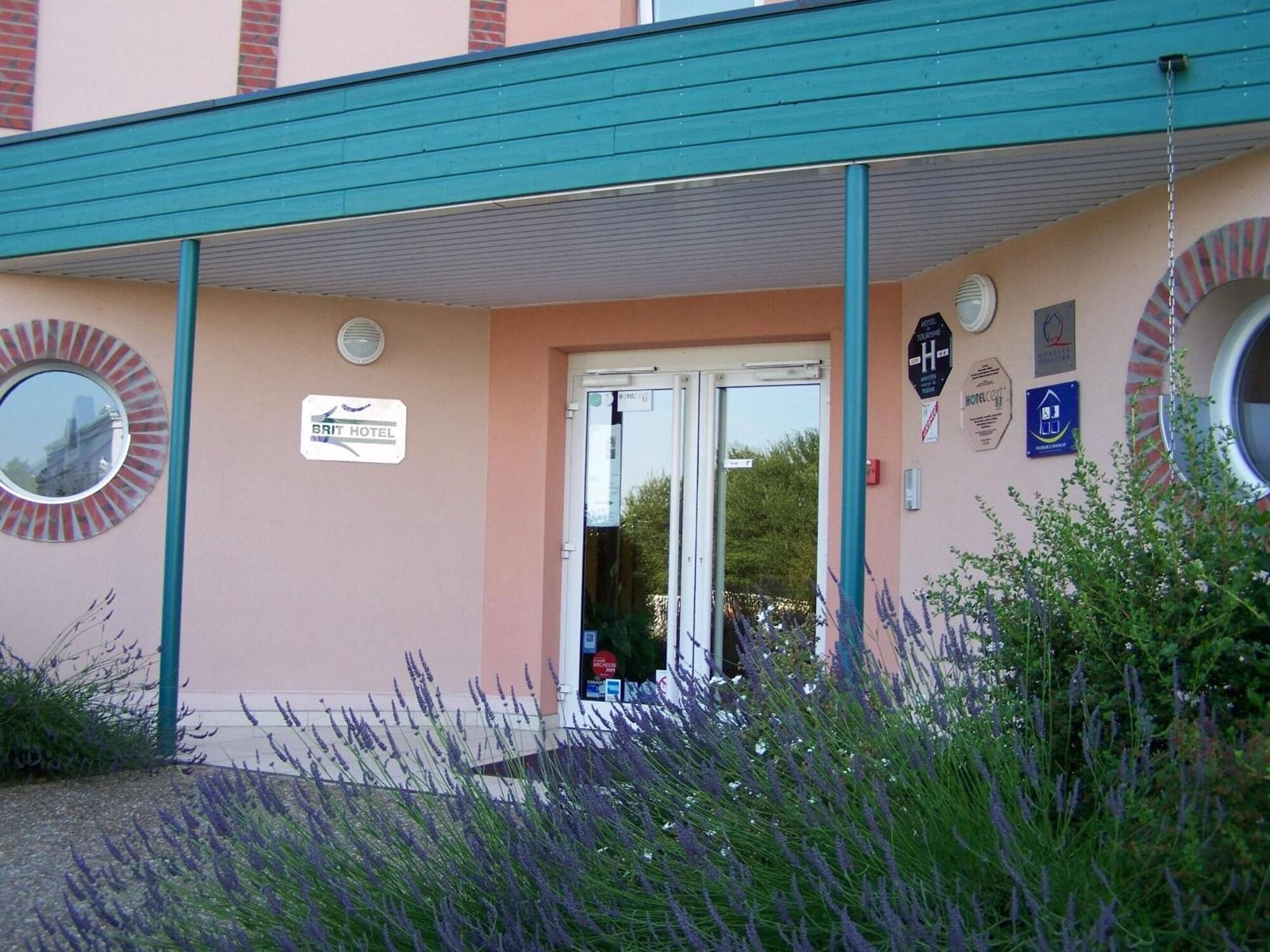 Vista Exterior Brit Hotel Du Perche