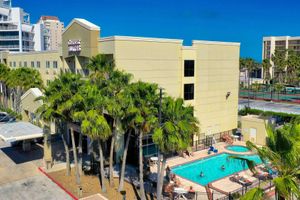 Alojamiento - Comfort Suites Beachside