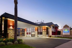 Alojamiento - Days Inn & Suites by Wyndham Anaheim At Disneyland Park
