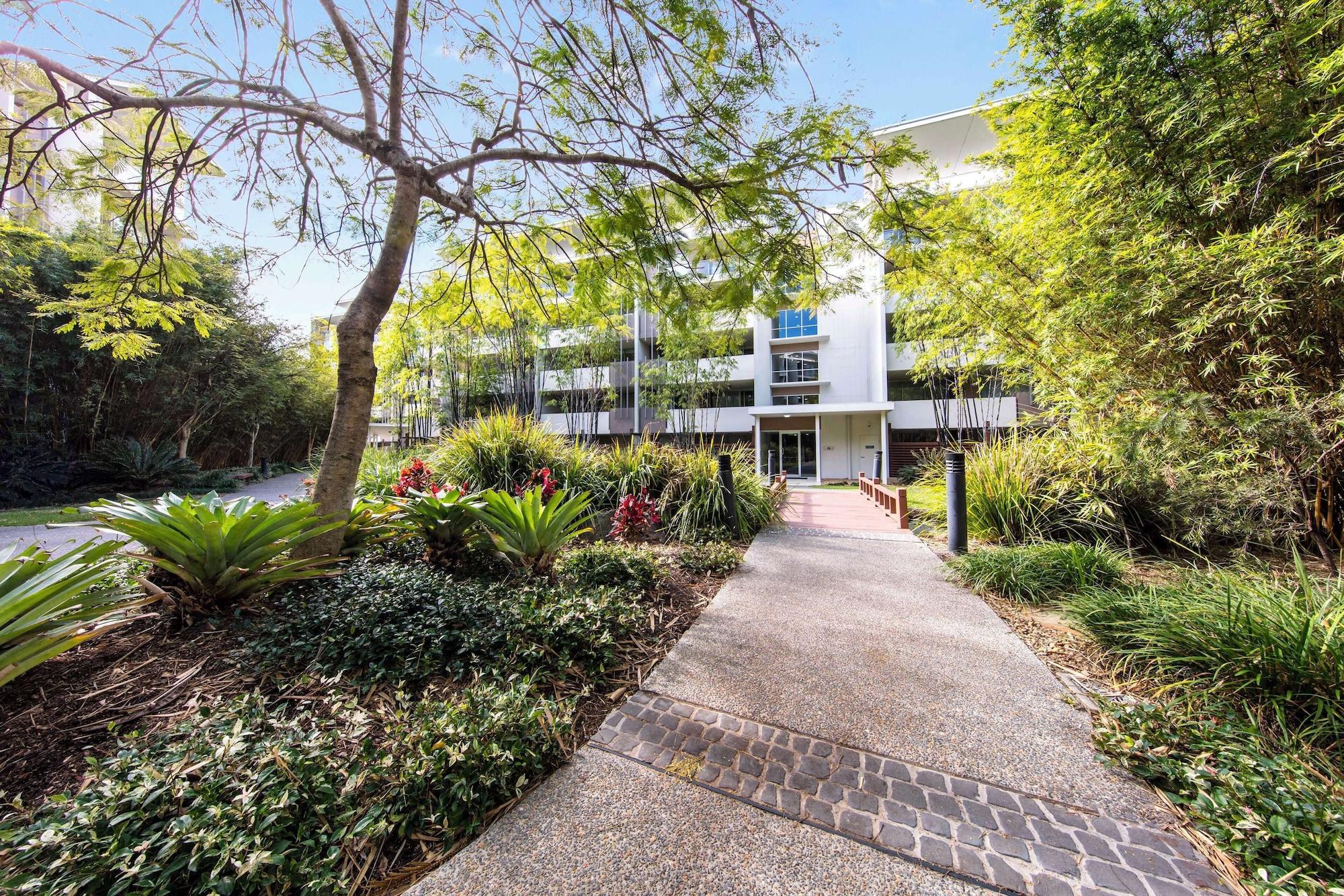 Vista Exterior Oaks Brisbane Mews Suites