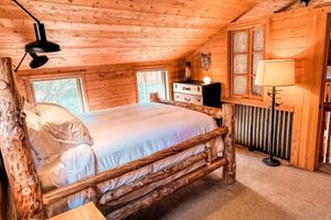 Alquiler Vacacional - Stone Table Lodge - 3 Bed 2.5 Bath Cabin with HOT TUB! 8 min walk from ski lift!