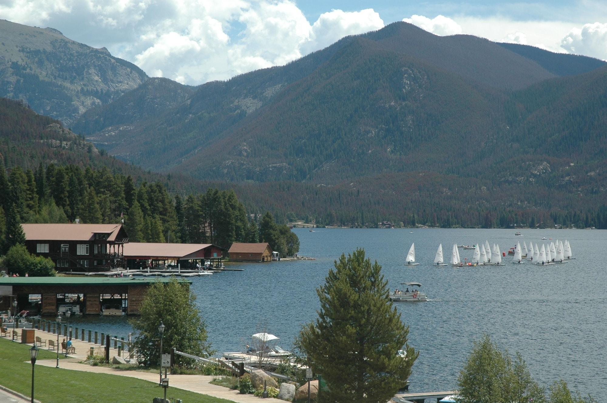 Varios Western Riviera Lakeside Lodging