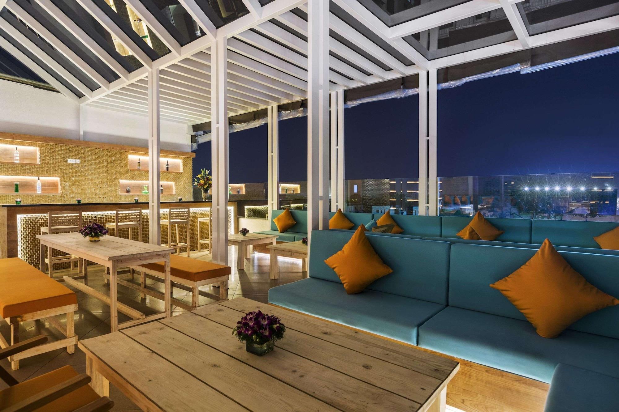 Restaurant Ramada Encore by Wyndham Bangalore Domlur