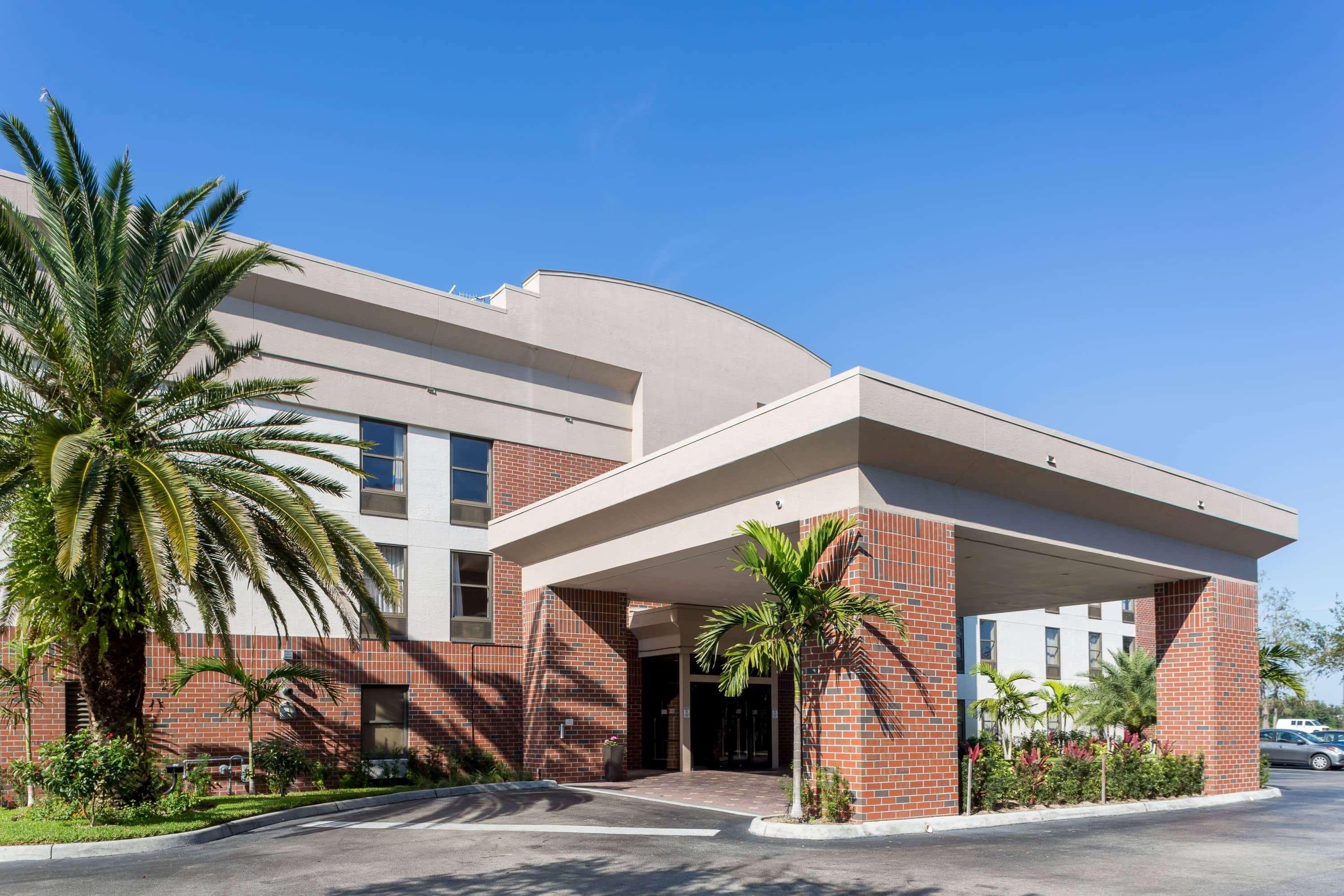 Vista Exterior Days Inn by Wyndham Fort Myers Nr JetBlue