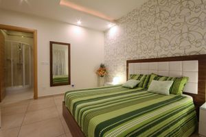 Alquiler Vacacional - Designer finished apartment, 2 Bedroom corner apartment with communal pool