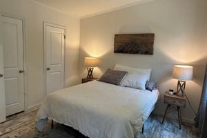 Alquiler Vacacional - HOTELS R BORING! Minutes to SBU! 2b-2b!. Explore acres, bluffs, creek, trails!