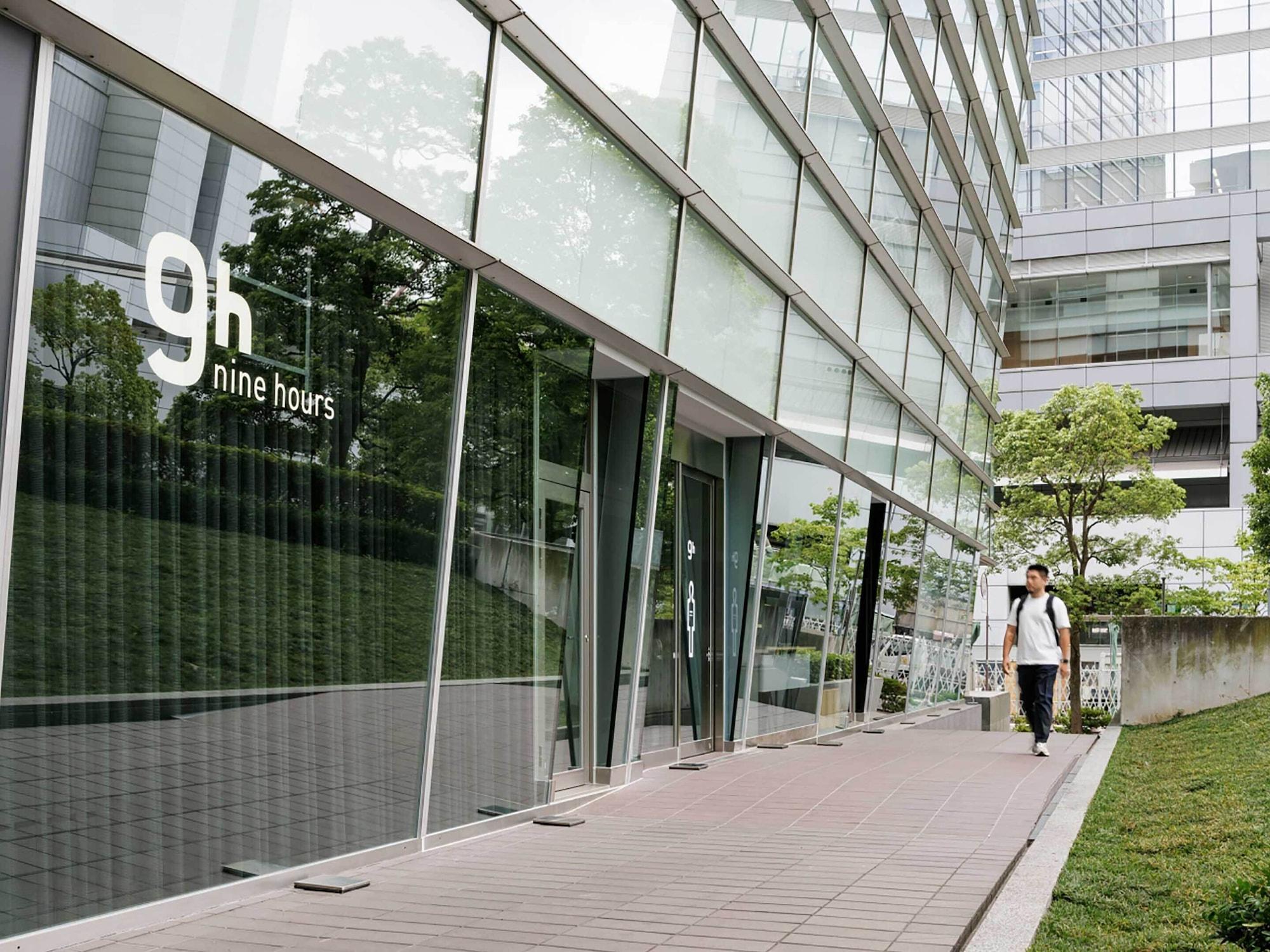 Vista Exterior 9h nine hours Shinagawa station for men