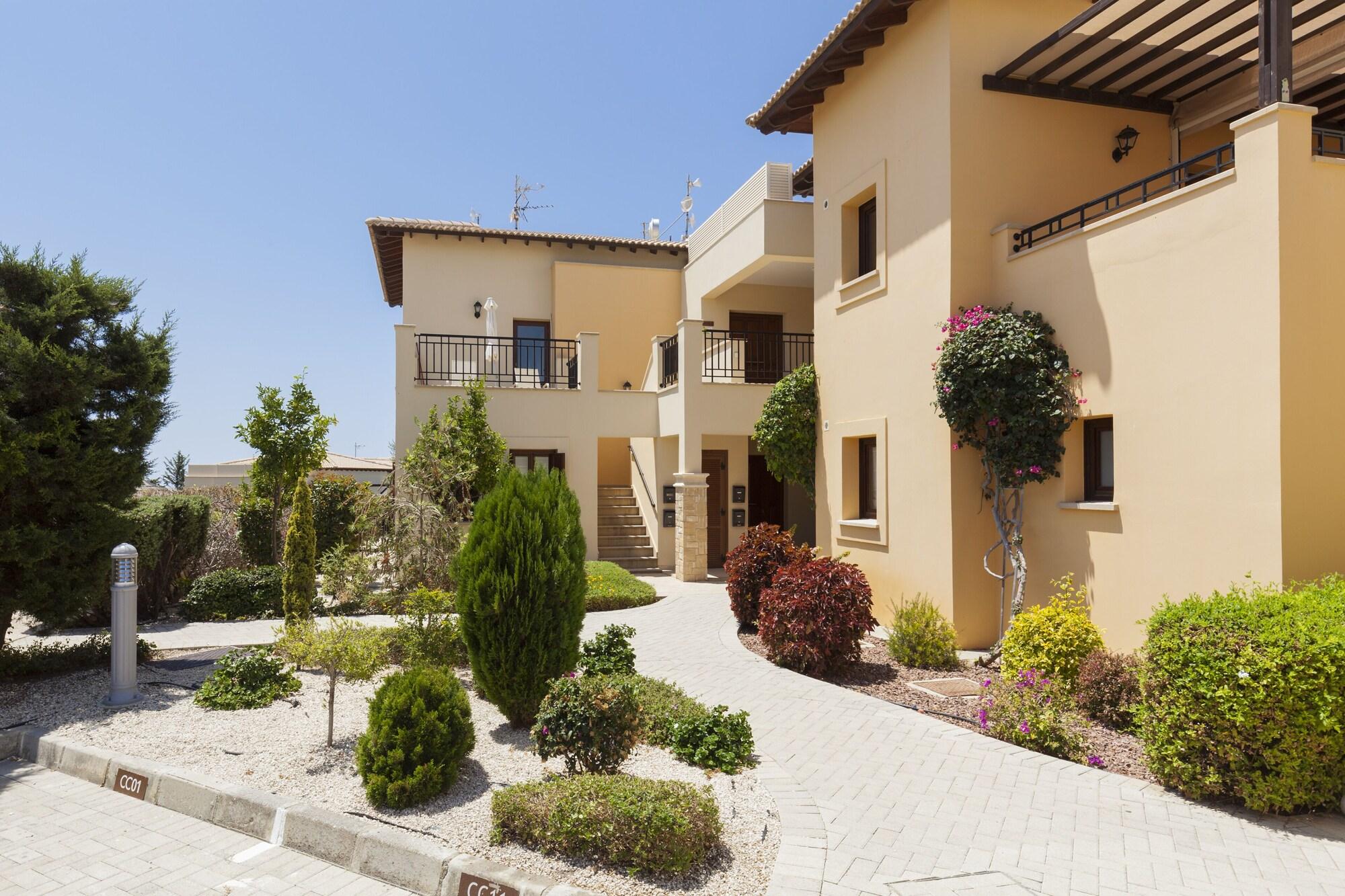 Vista Exterior Aphrodite Hills Rentals – Junior Villas