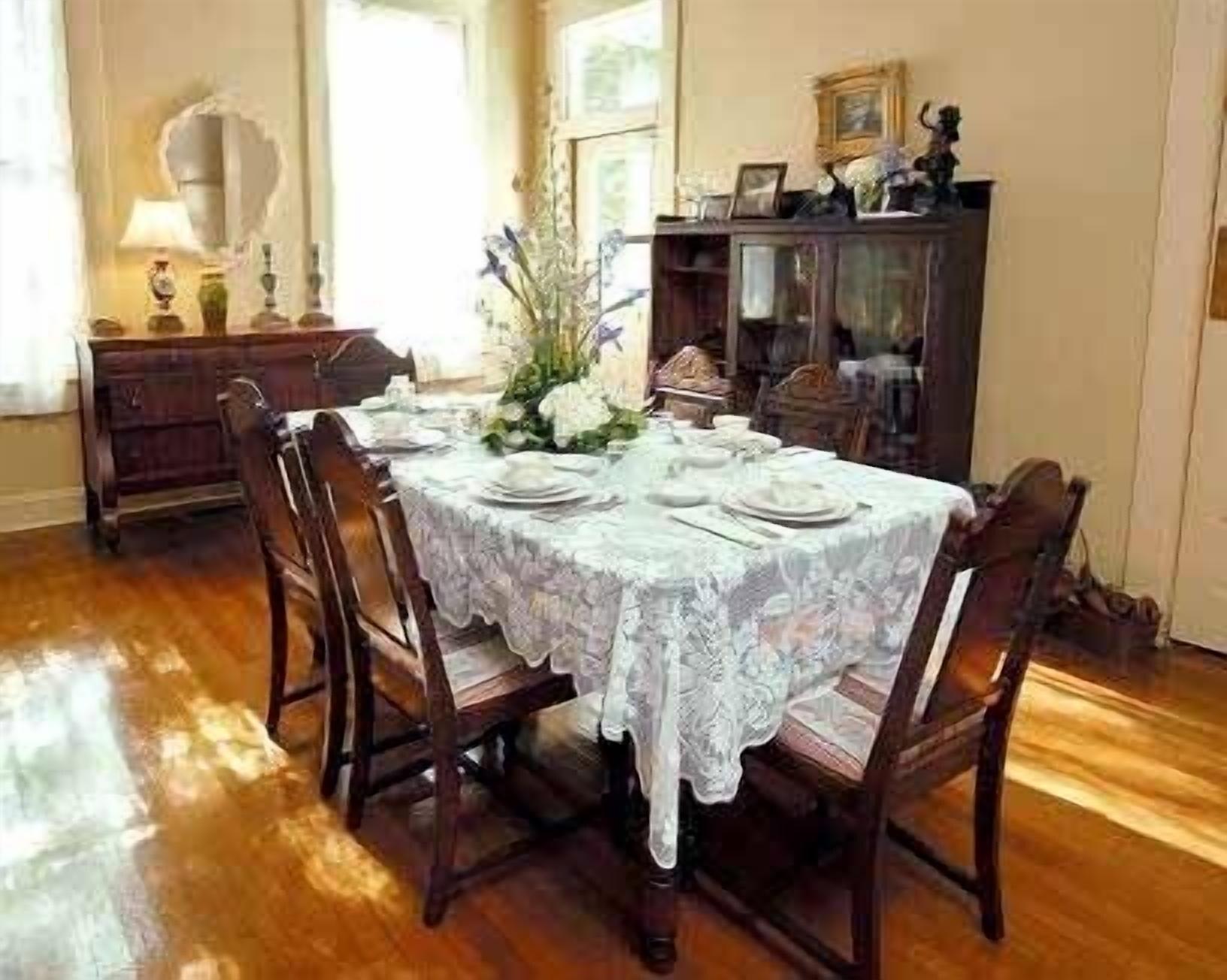 Restaurant Stay Fairfield - Fairfield Place and Fairfield Manor Bed & Breakfast