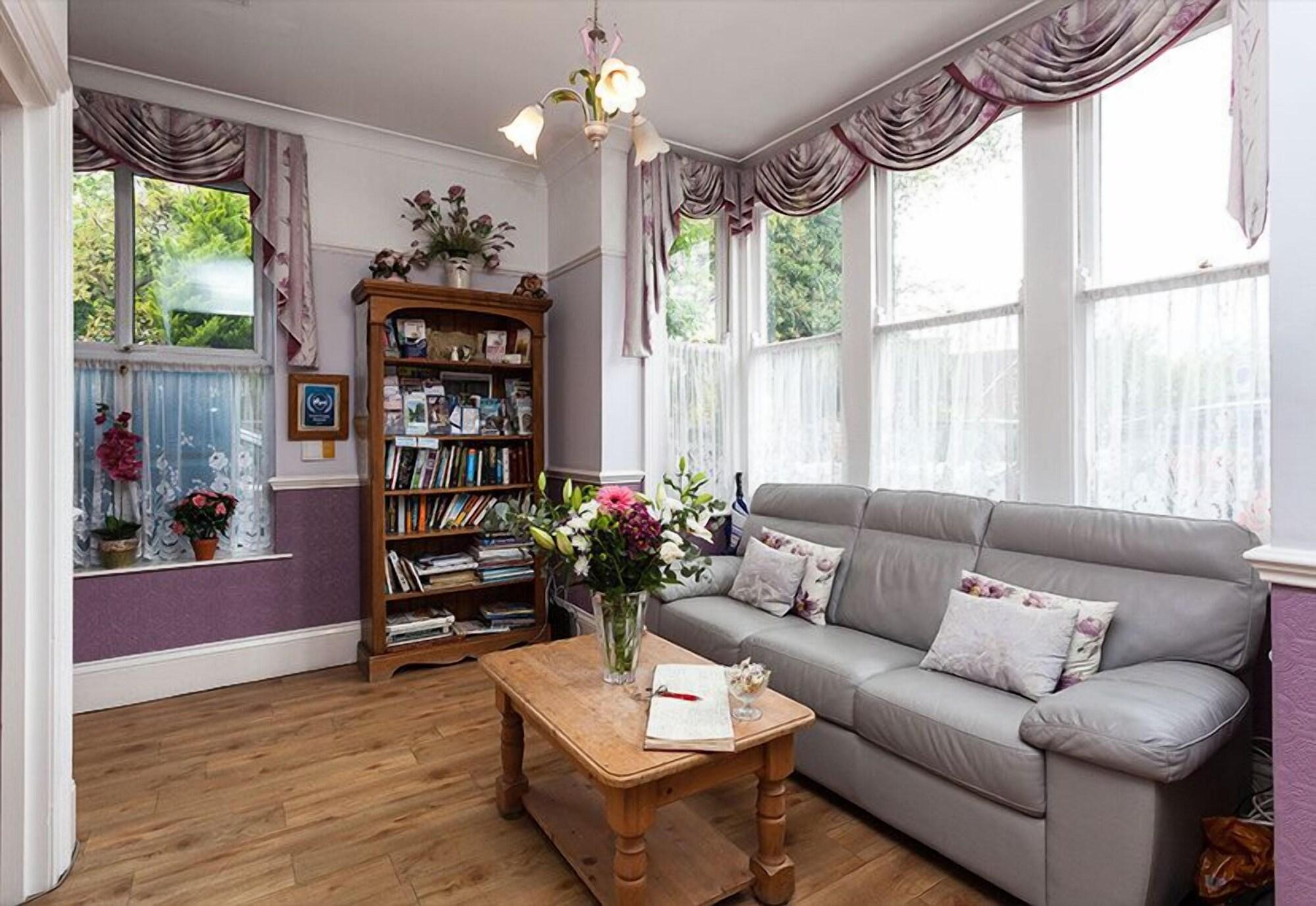 Vista Lobby Gable End Guest House