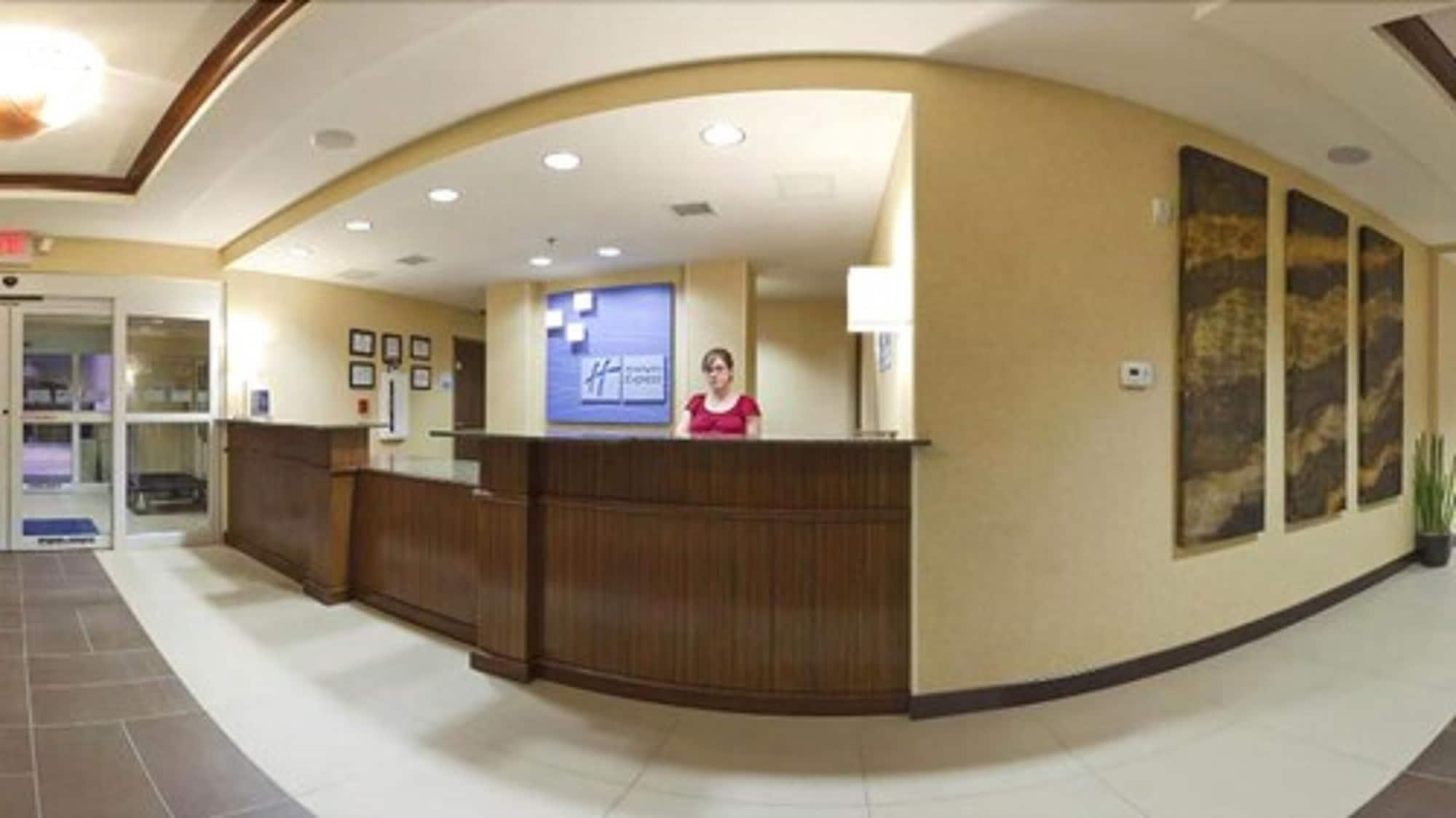 Vista Lobby Holiday Inn Express Hotel & Suites LAMAR by IHG