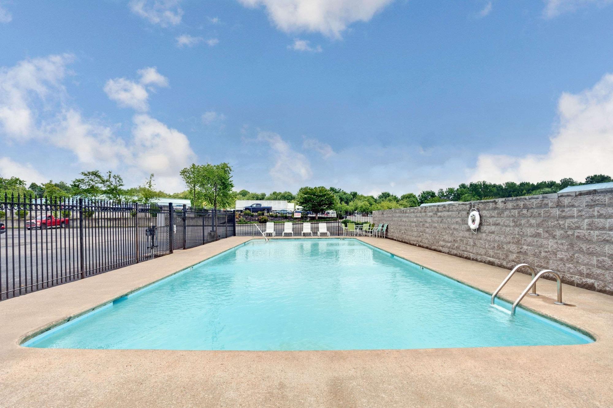 Vista Piscina Days Inn by Wyndham Joelton/Nashville