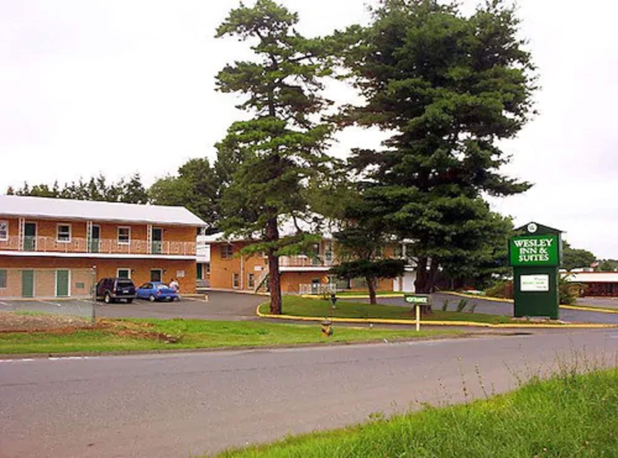 Varios Wesley Inn & Suites