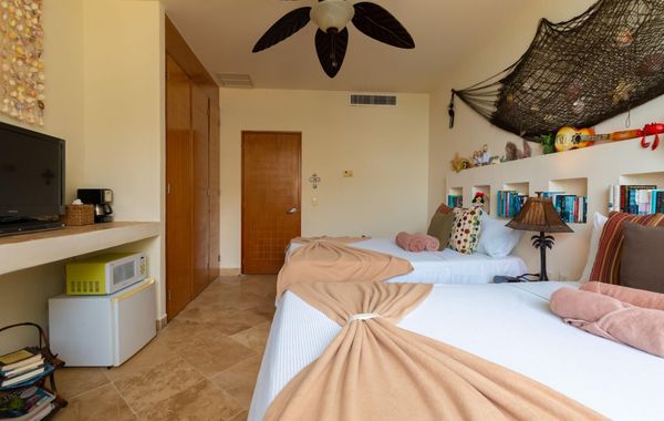 Ixchel Condo --410 ---BEST VIEW---OCEAN FRONT —2 bedroom—sleeps 6 - Hoteles cerca de Playa Norte en Isla Mujeres