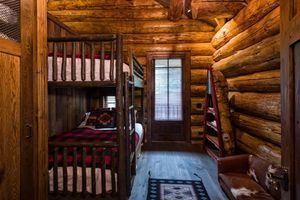 Alquiler Vacacional - FAMILY-PERFECT! AMAZING LOG MASTERPIECE! ENCHANTING ACRE LAND + SOLARIS PARKING!