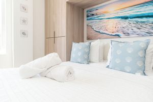 Alquiler Vacacional - Modern Beachfront Studio w/ Beach Essentials. Just steps from the beach!