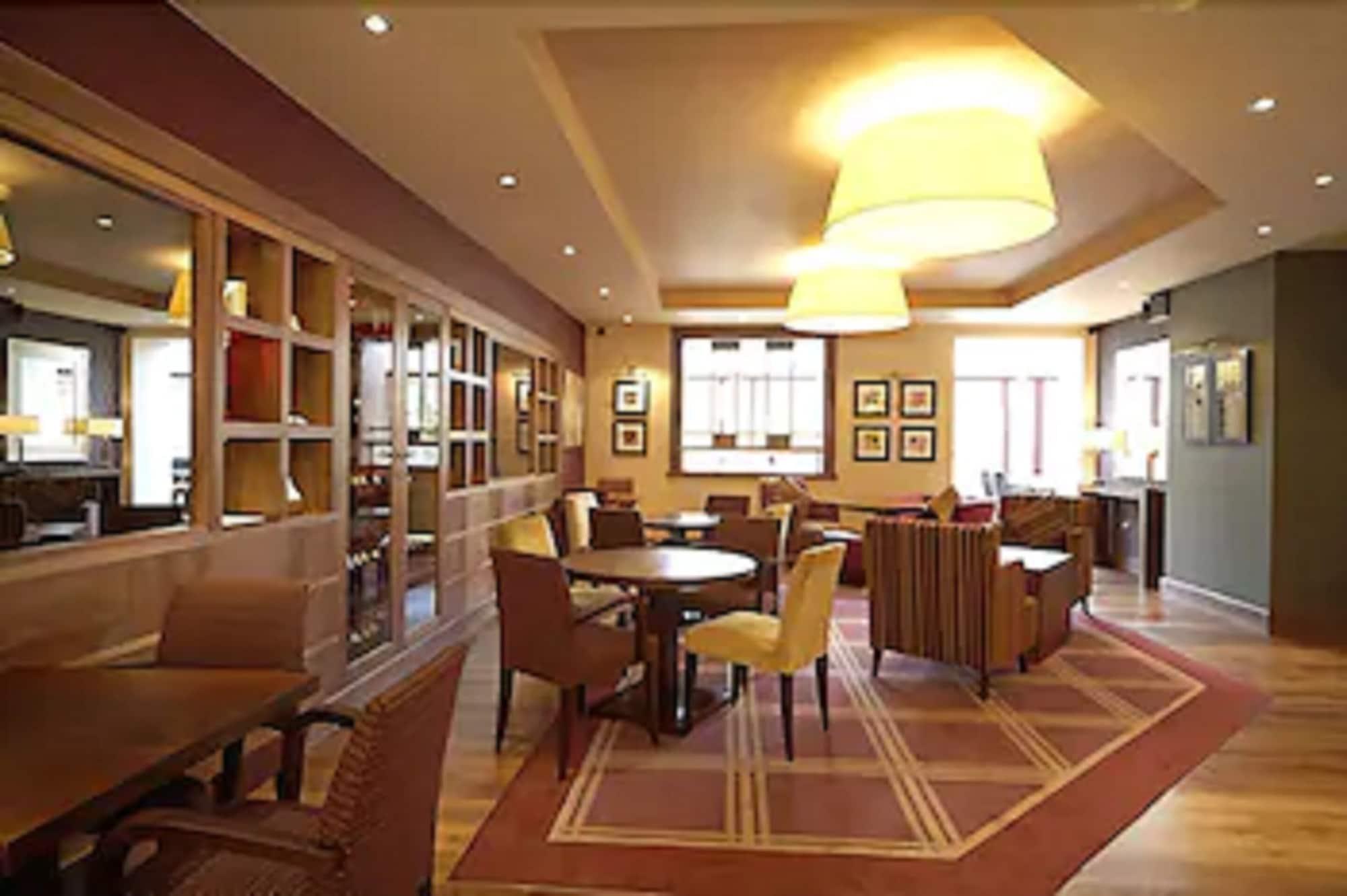 Vista Lobby Metropole Hotel and Spa