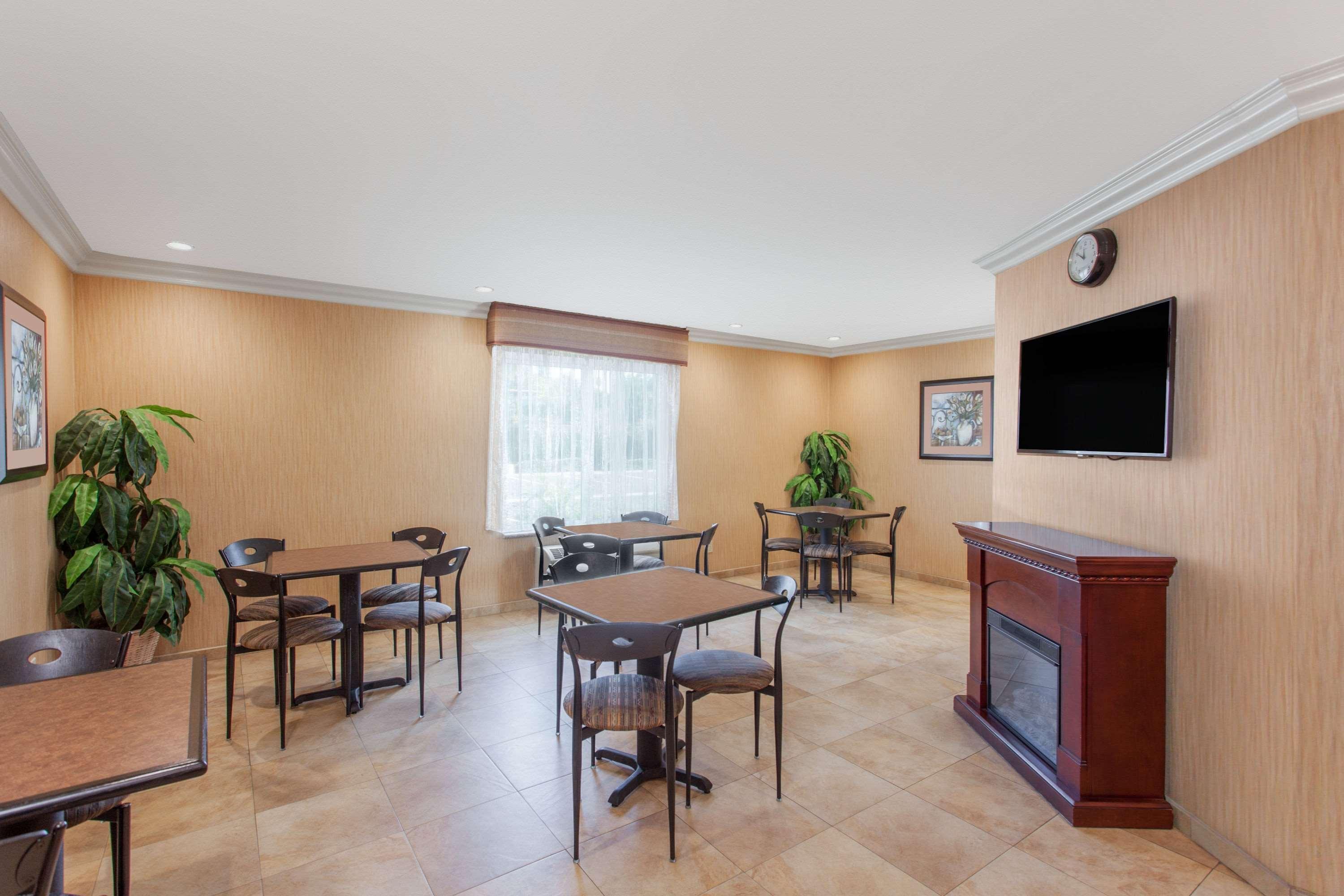 Restaurant Days Inn by Wyndham Carlsbad