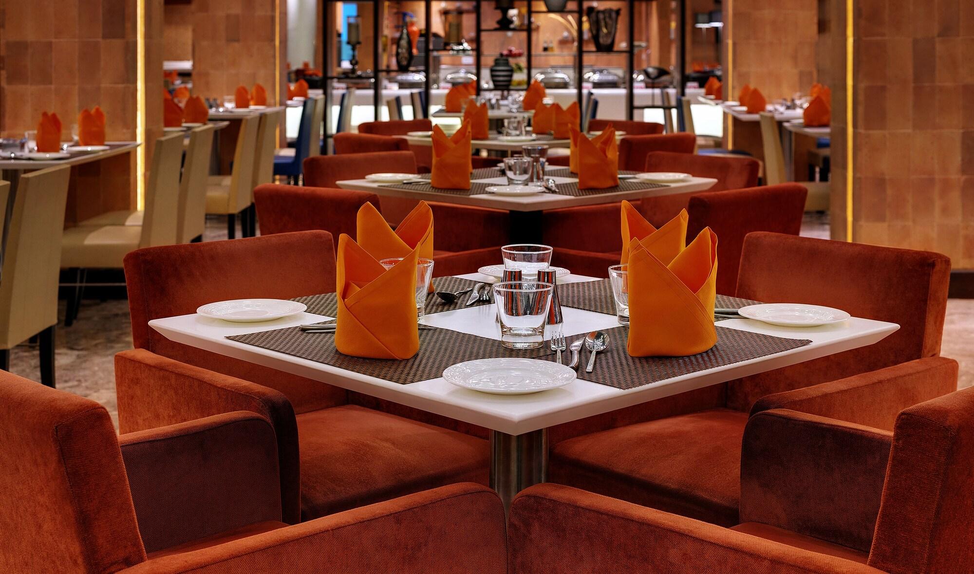 Restaurant Ramada Plaza by Wyndham JHV Varanasi