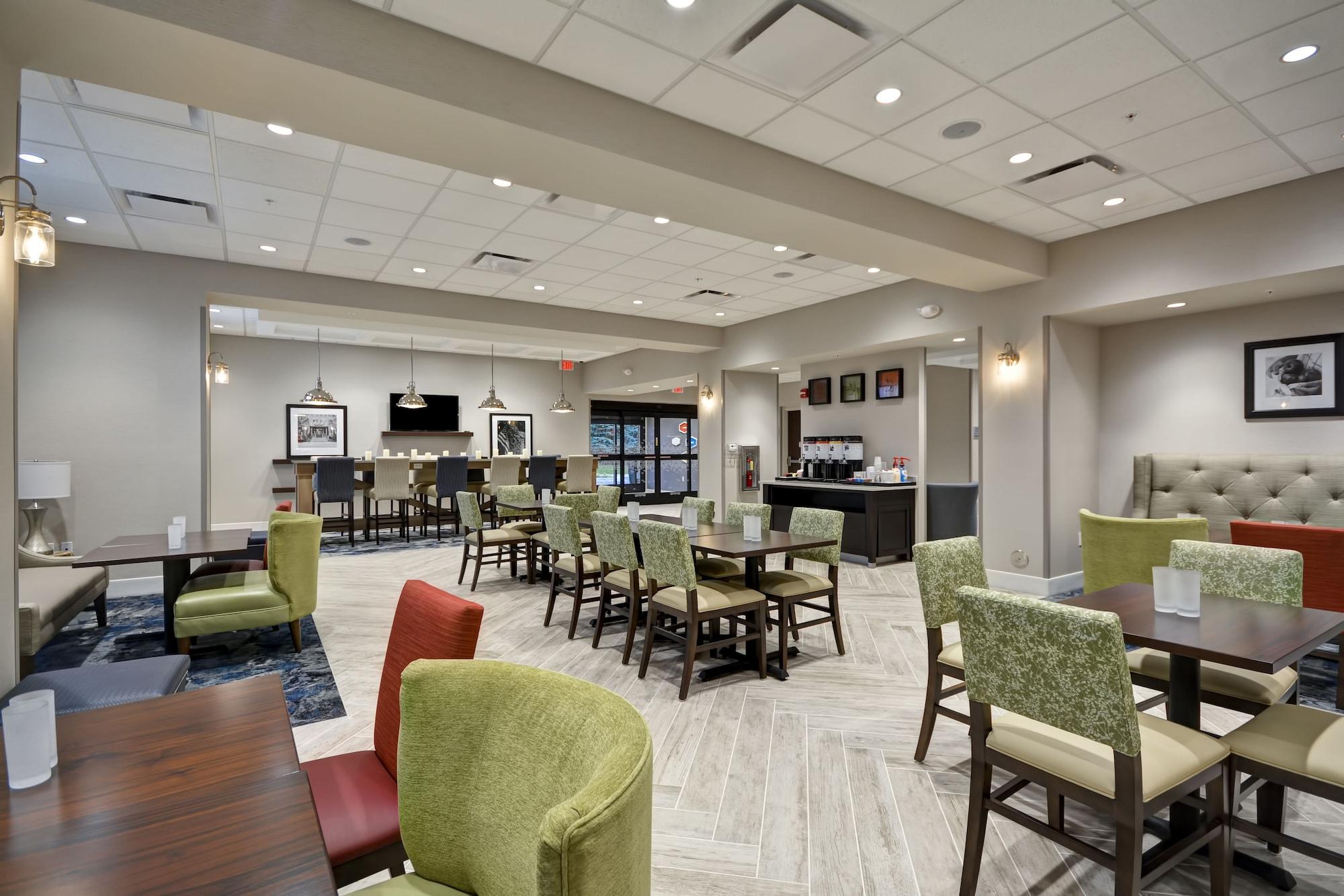Vista Lobby Hampton Inn Livonia Detroit