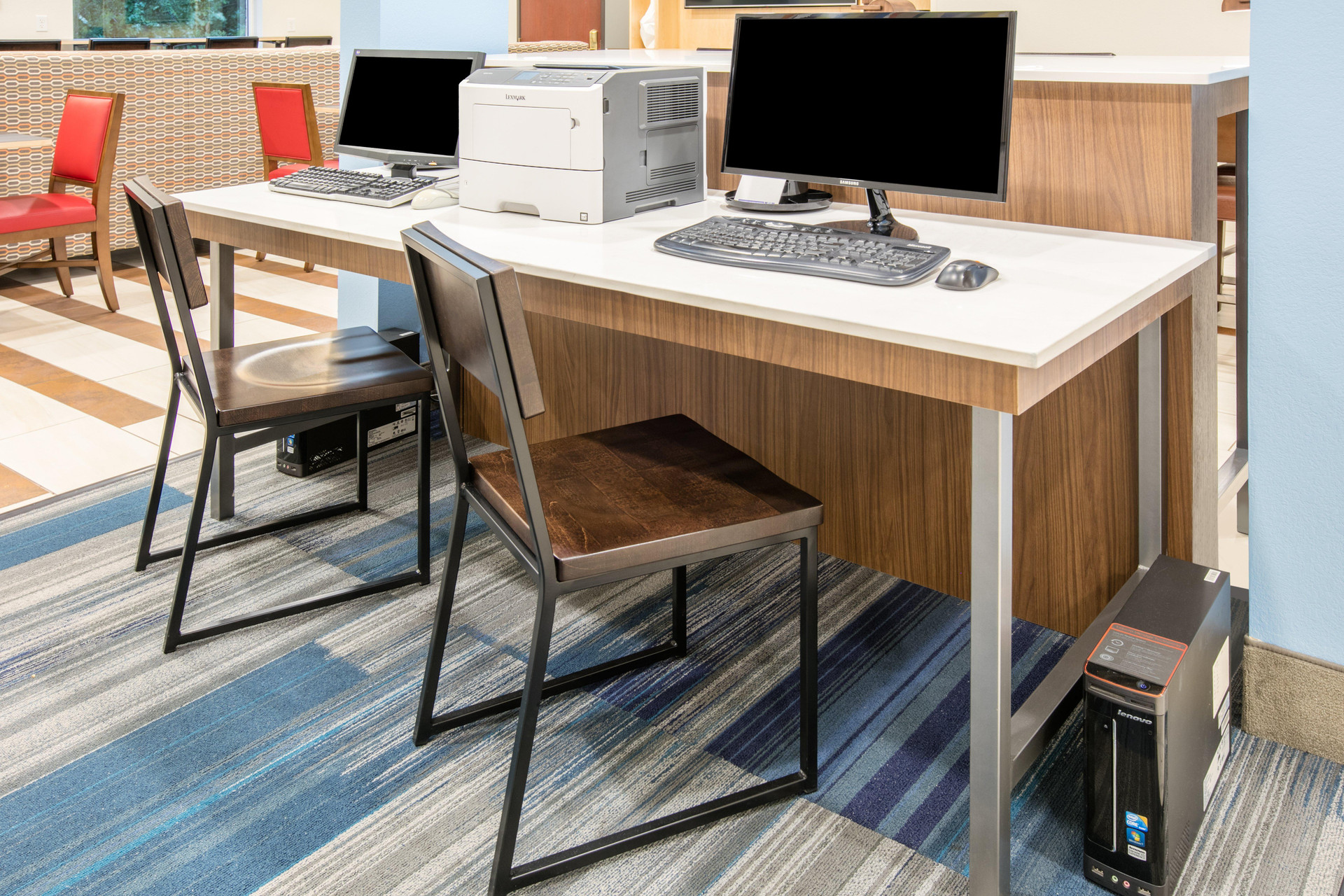 Vista Exterior Holiday Inn Express and Suites Dallas - Grand Prai