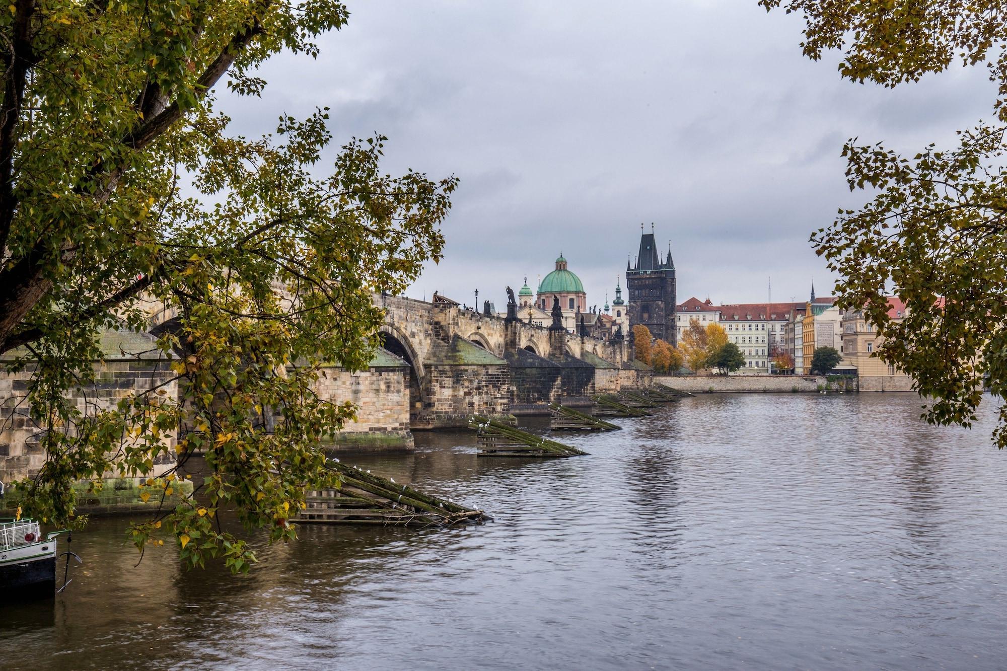 Varios Charles Bridge Economic Hostel