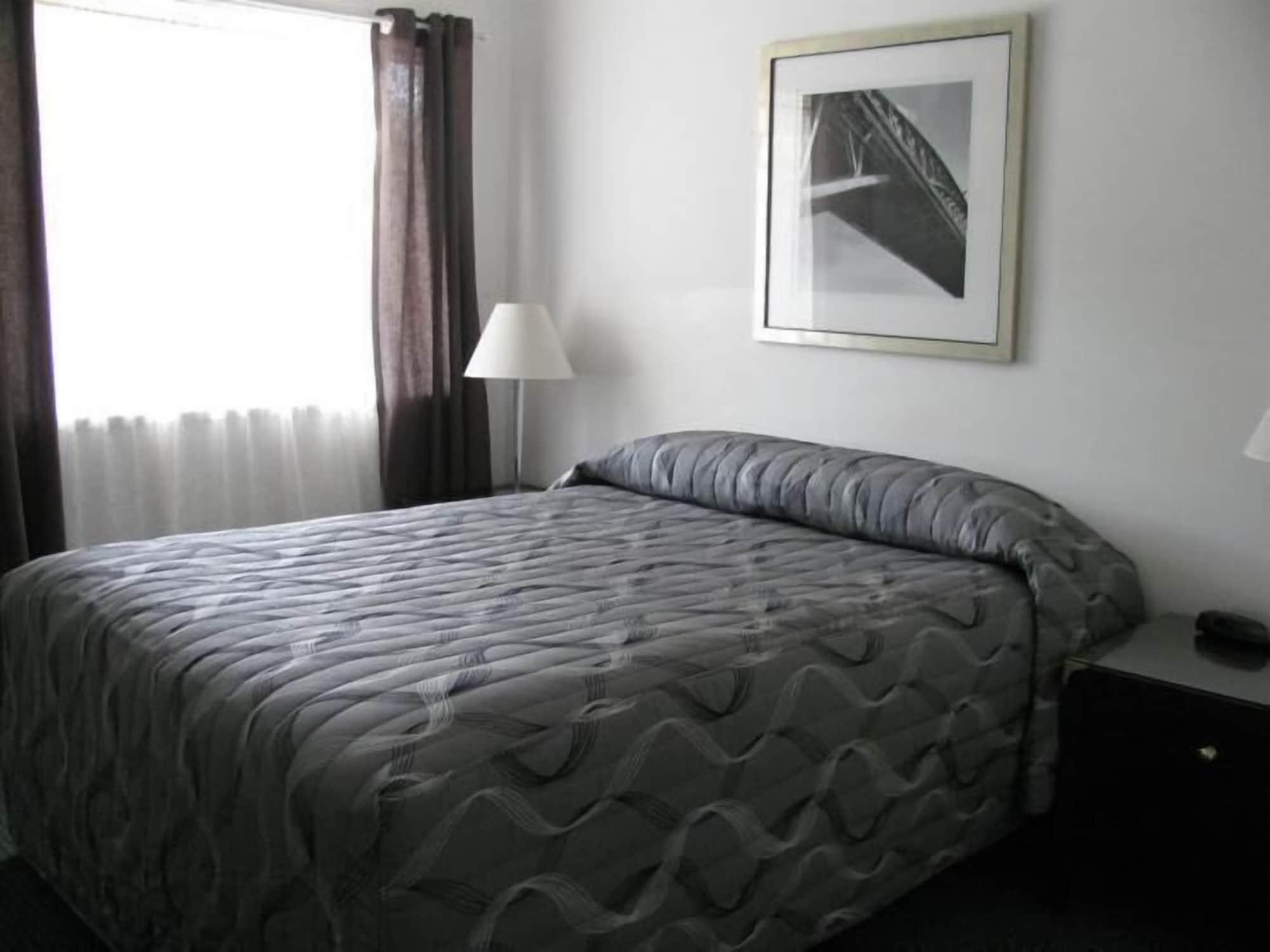 Varios Wayfarer Motel