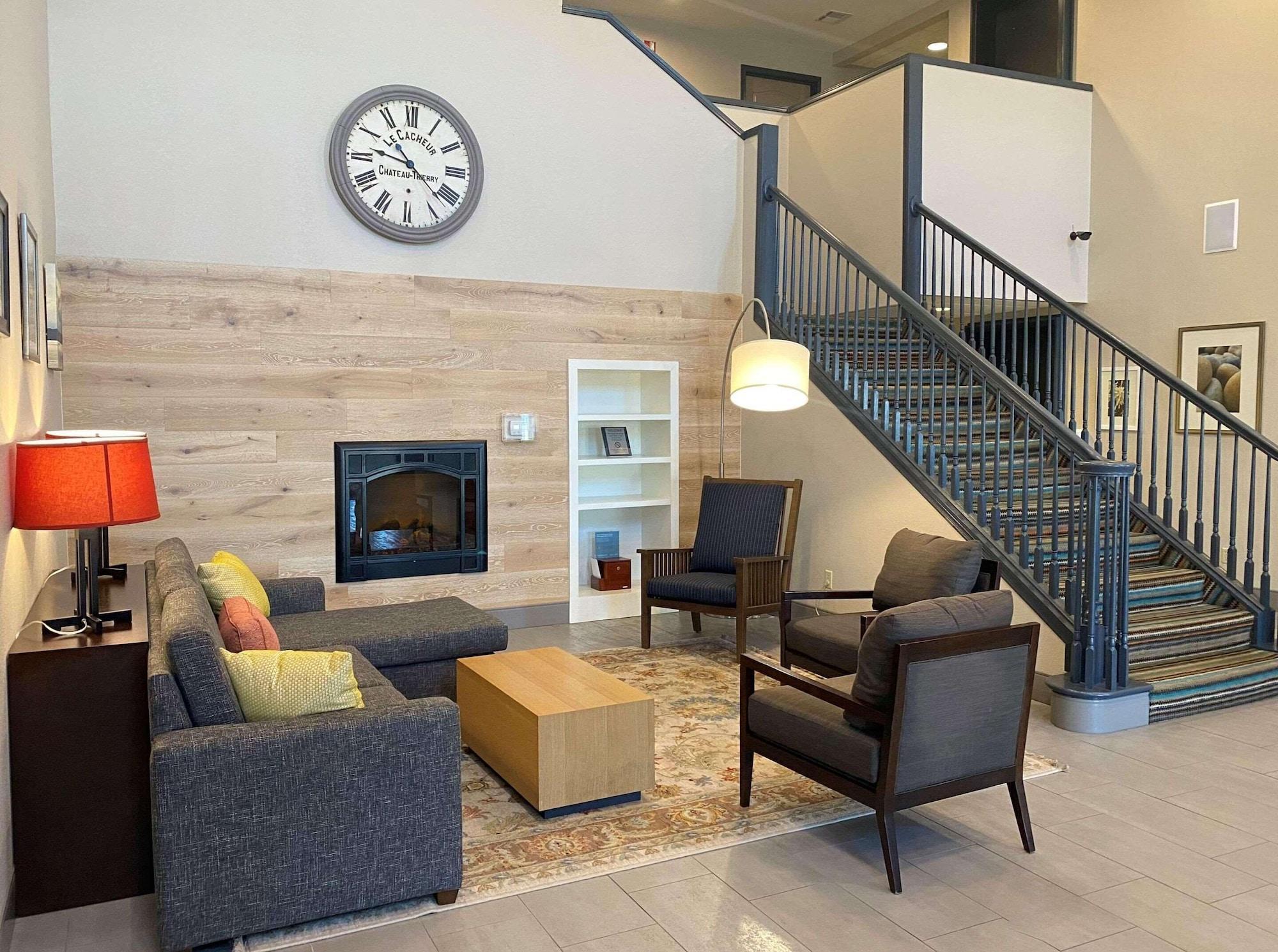Vista Lobby Country Inn & Suites by Radisson, Nevada, MO