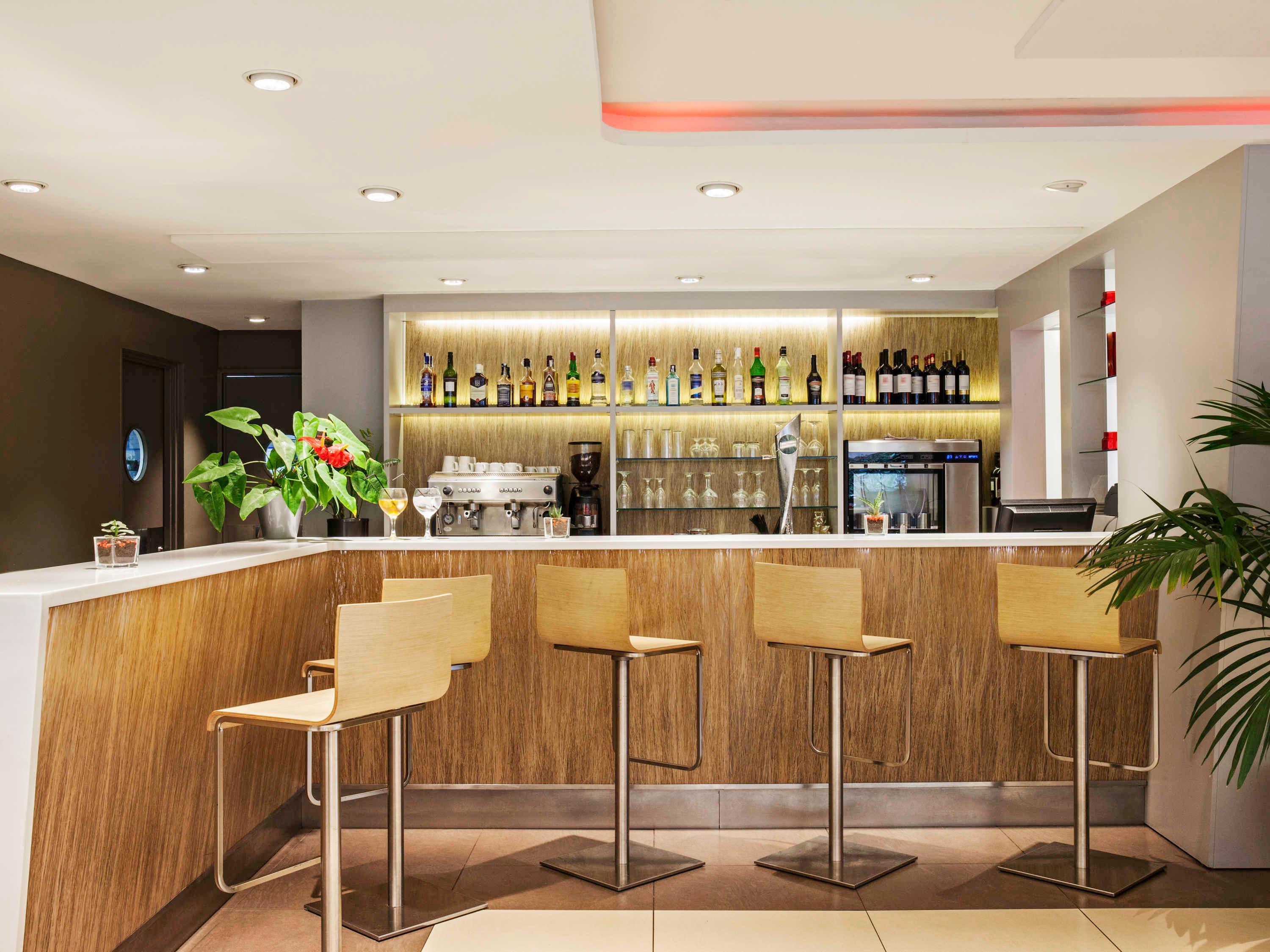 Bar/Salón ibis Barcelona Cornella