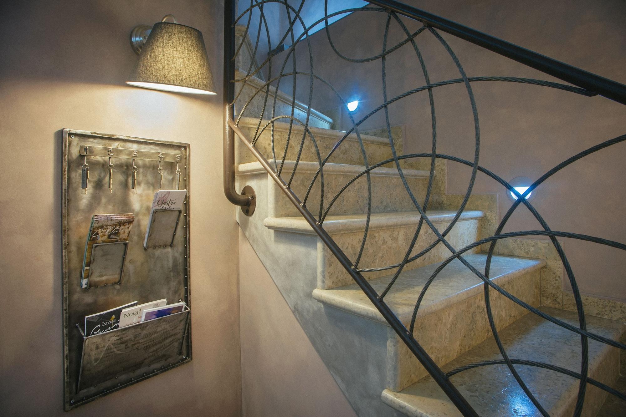 Varios Mirakul Residence