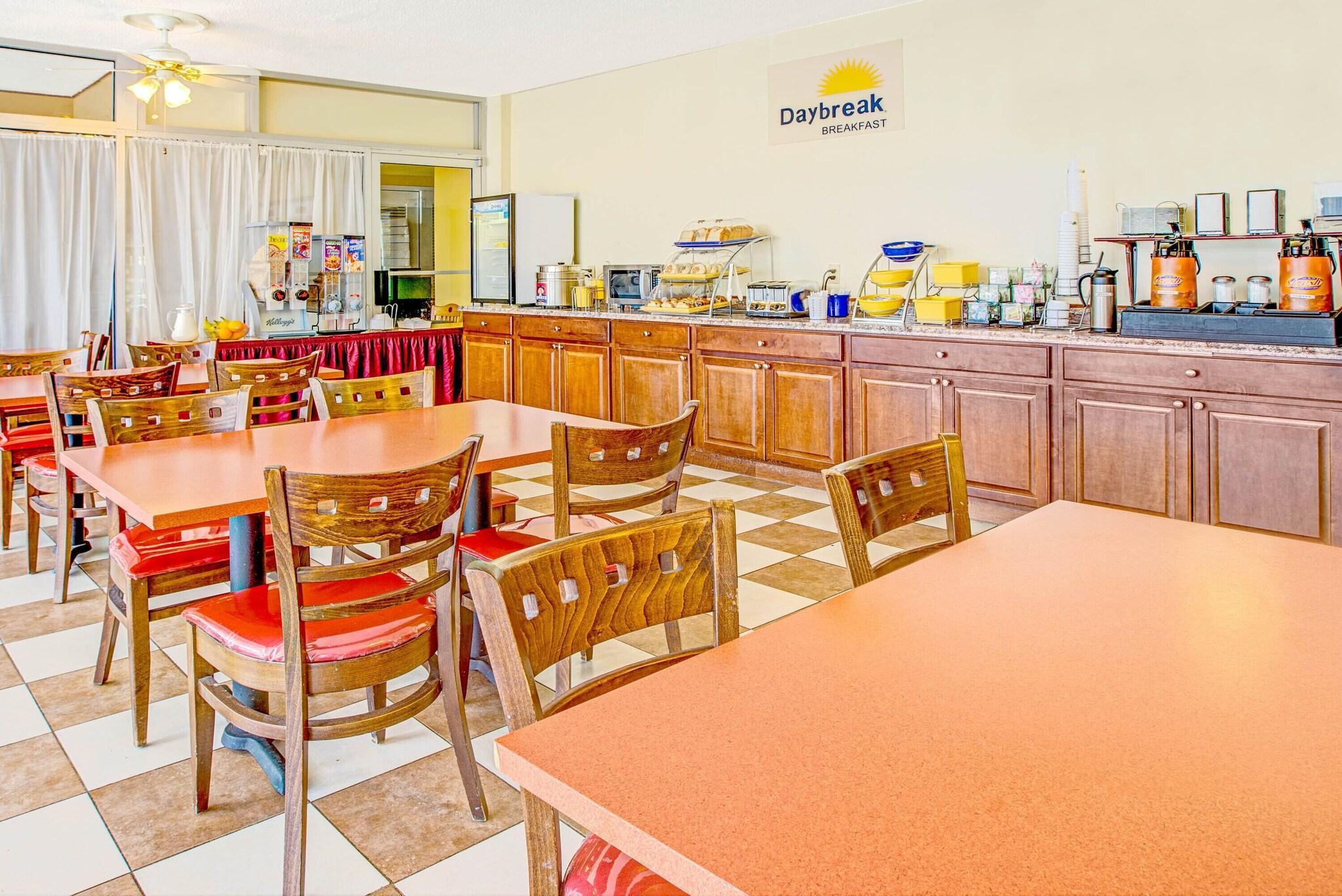Restaurant Days Inn by Wyndham Alexandria South