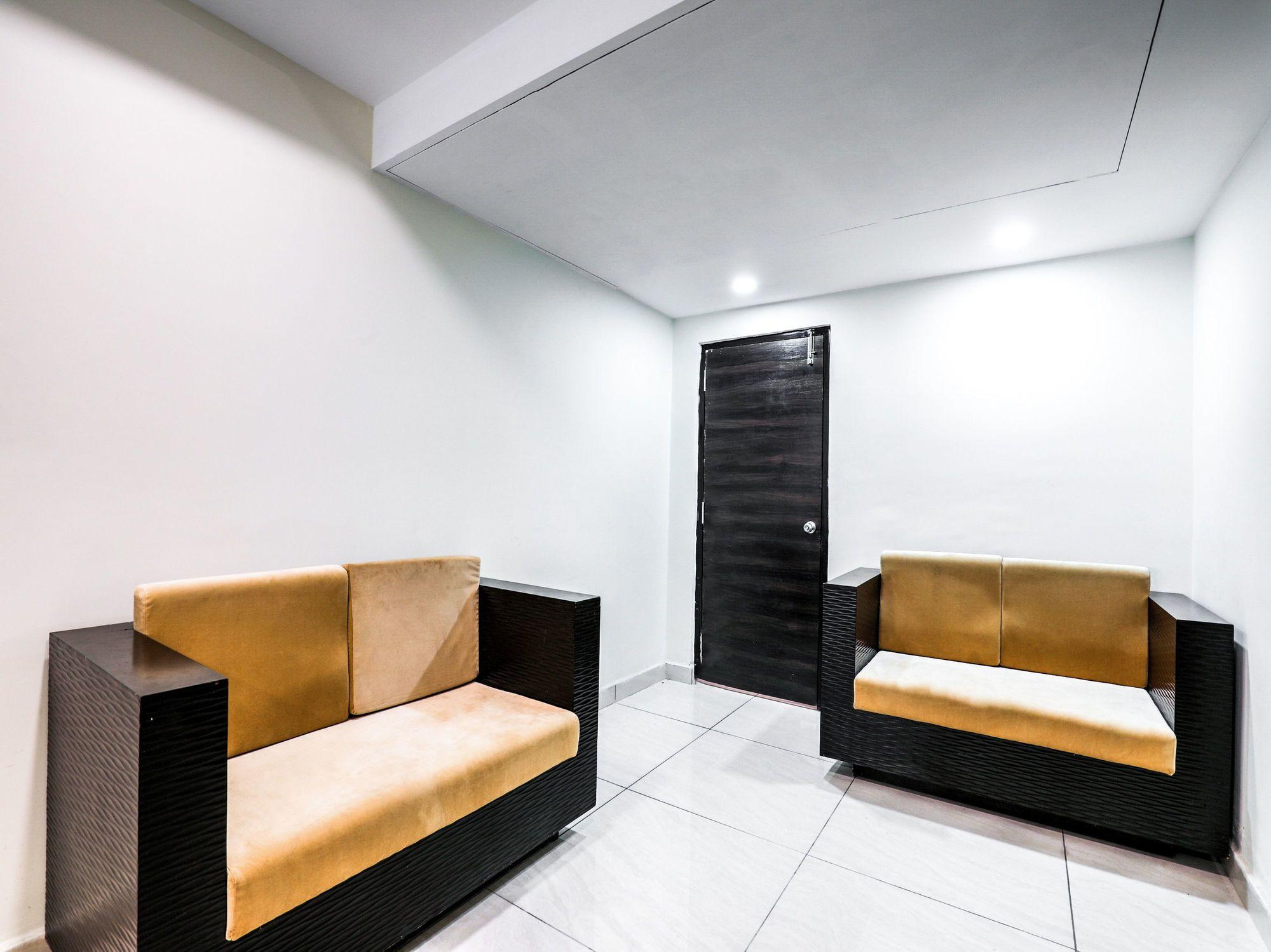 Vista Lobby OYO 14859 Akshara grand