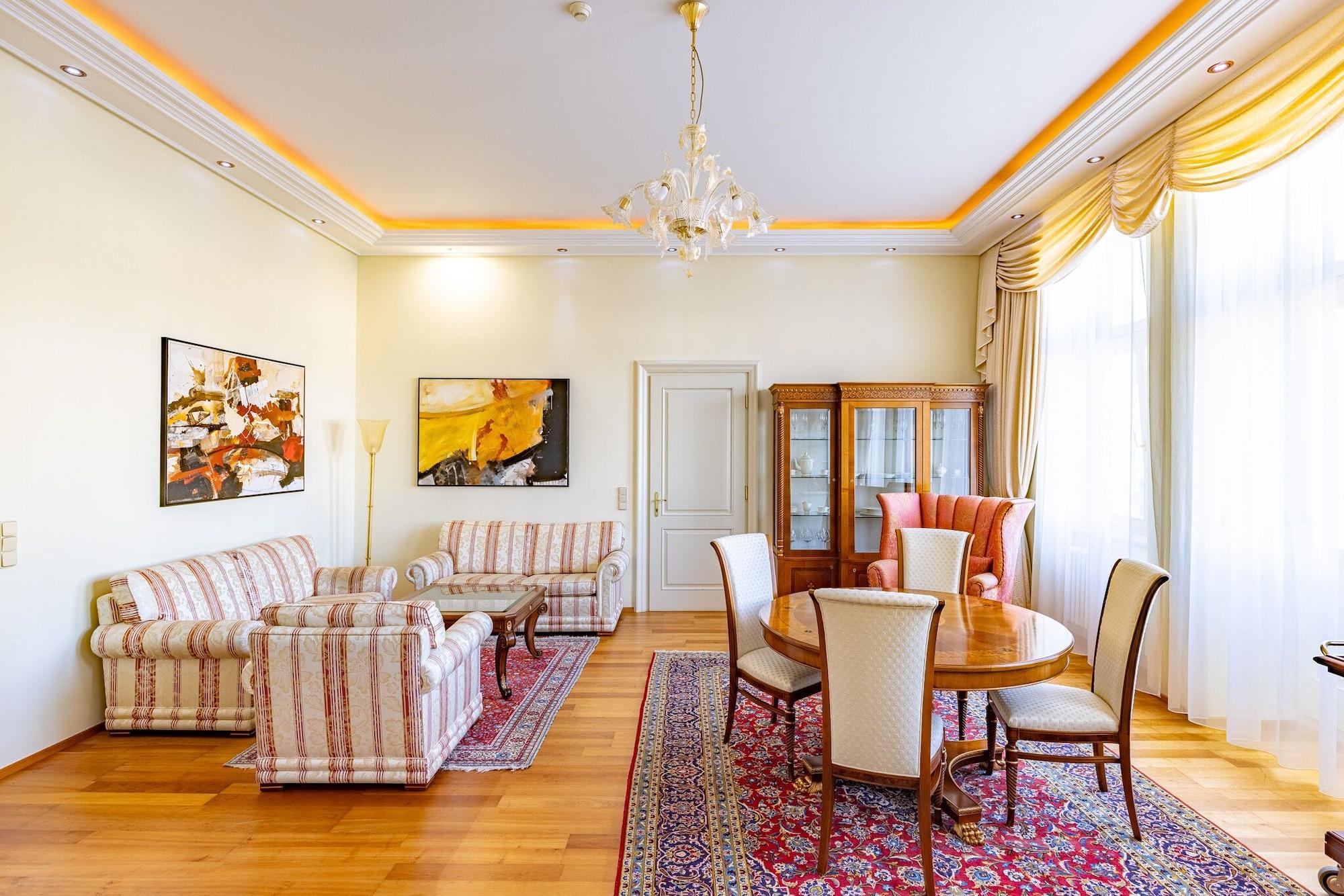 Varios Grandhotel Zvon