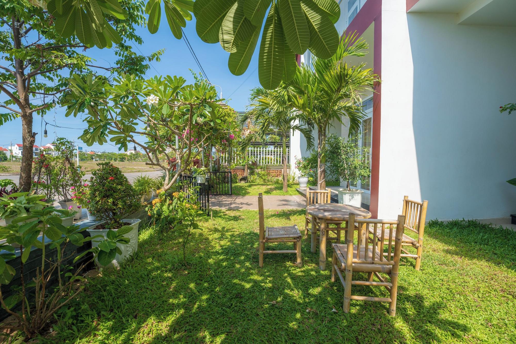 Vista Exterior Yellow Daisy Villa