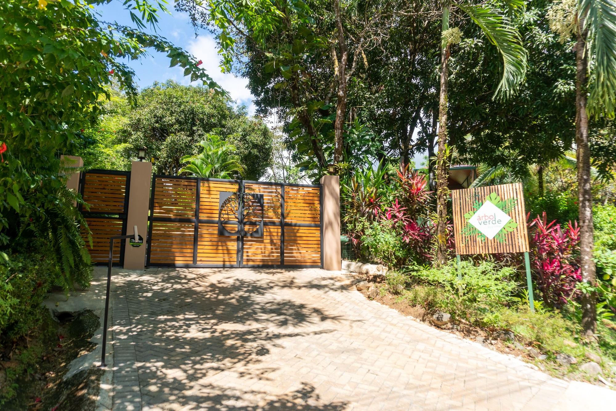 Vista Exterior Arbol Verde Villas
